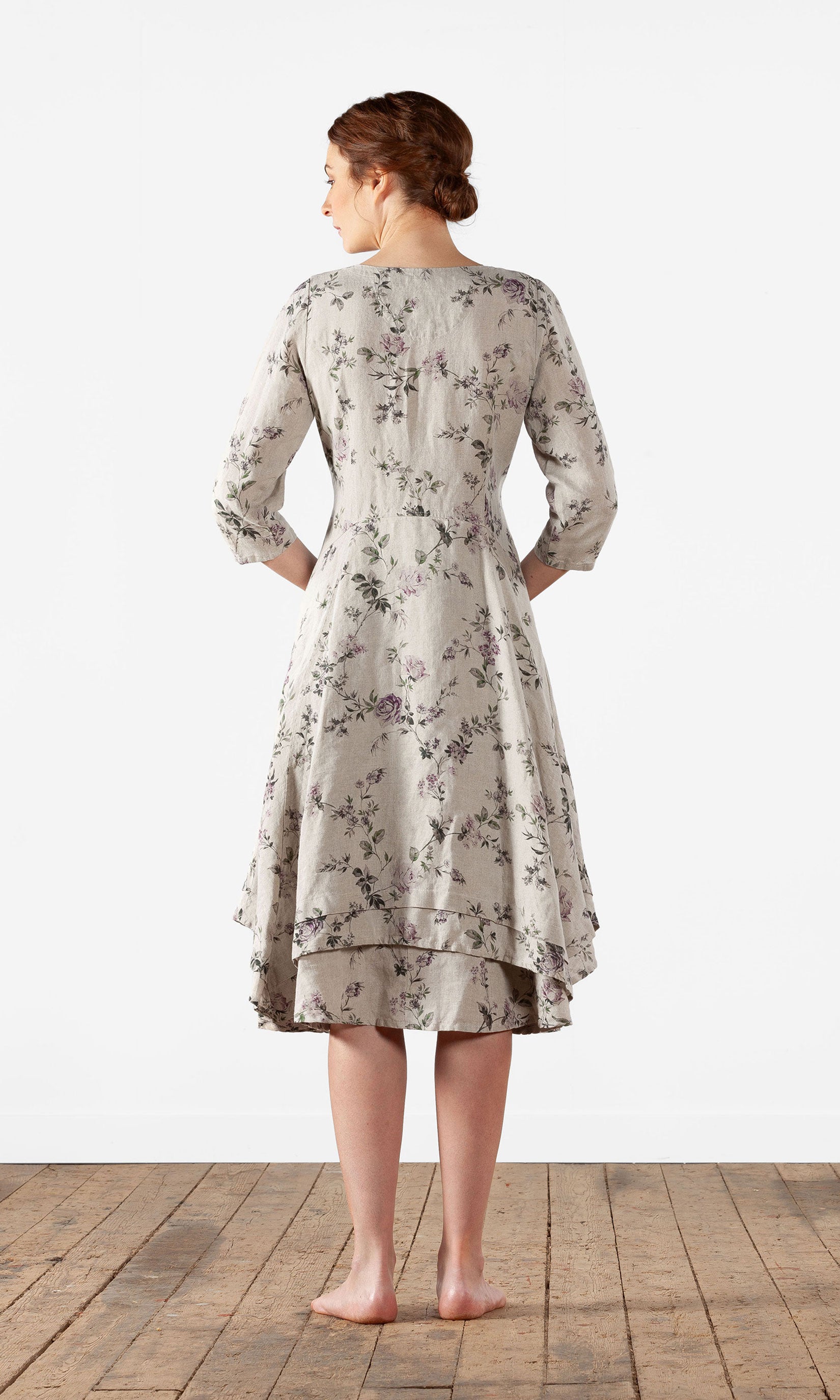 Figurbetontes Leinenkleid mit Knöpfen