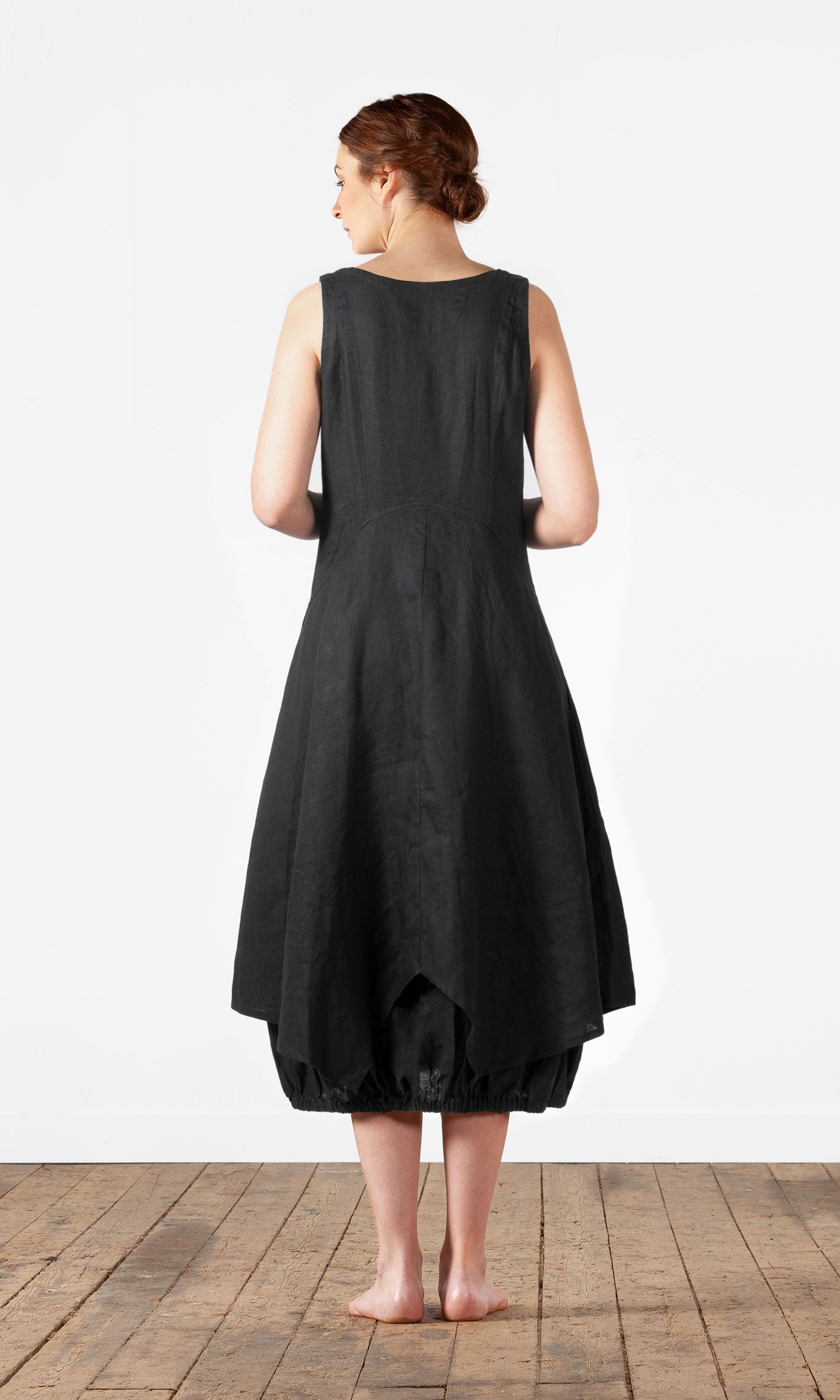 Langes ärmelloses Leinenkleid auf Lager