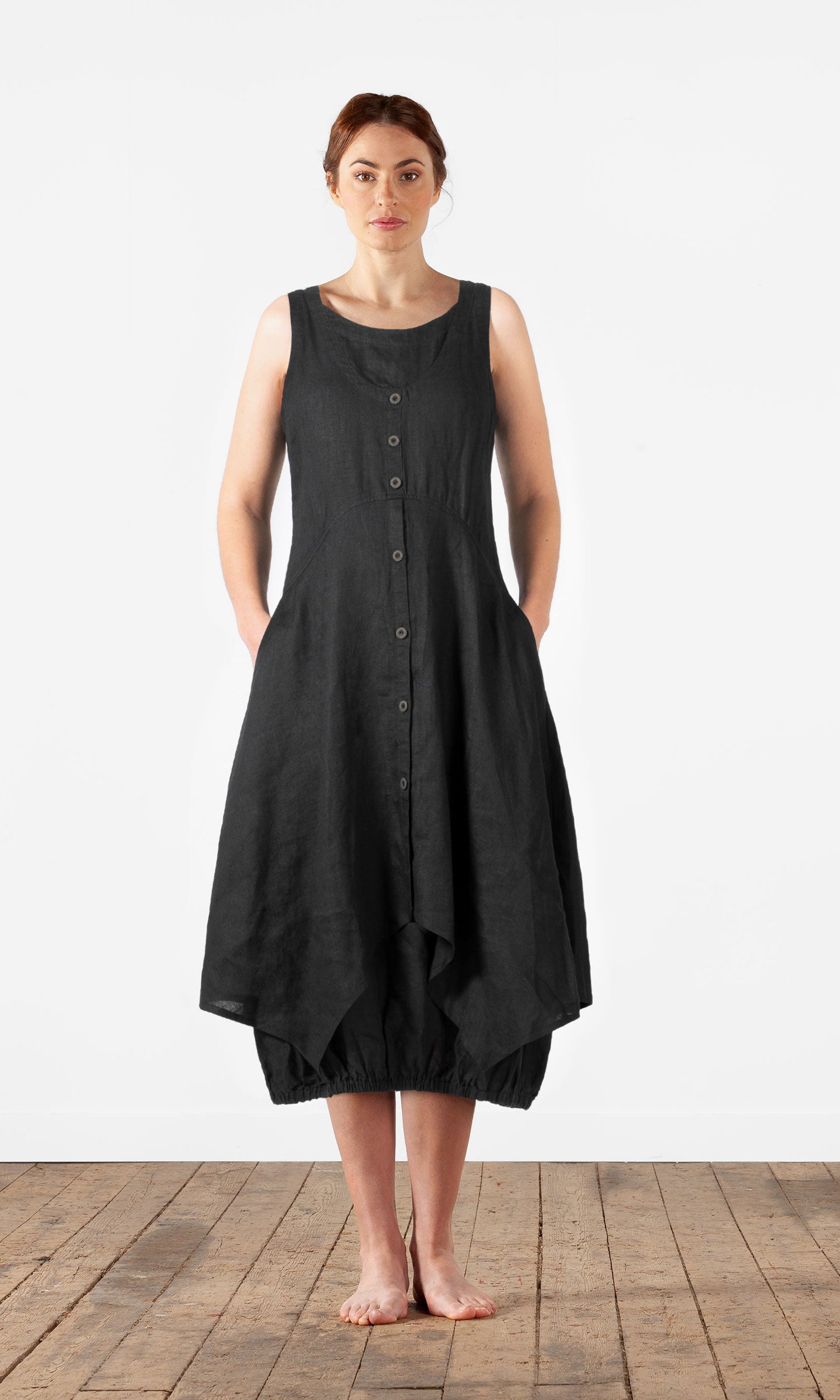 Langes ärmelloses Leinenkleid auf Lager