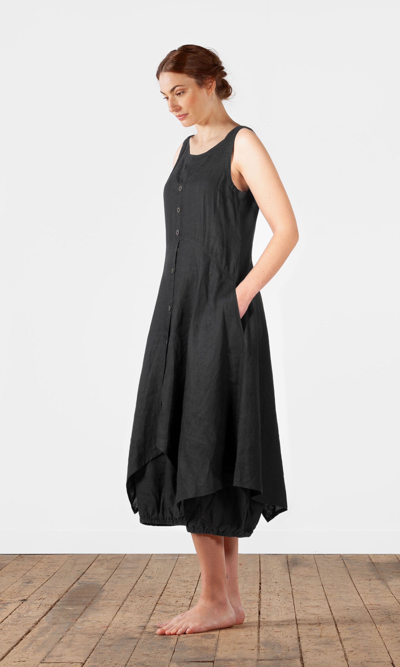 Langes ärmelloses Leinenkleid auf Lager