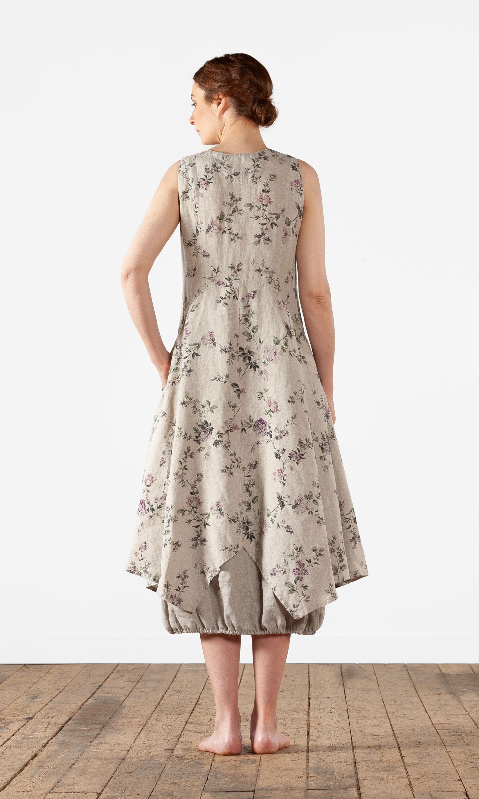 Langes ärmelloses Leinenkleid auf Lager