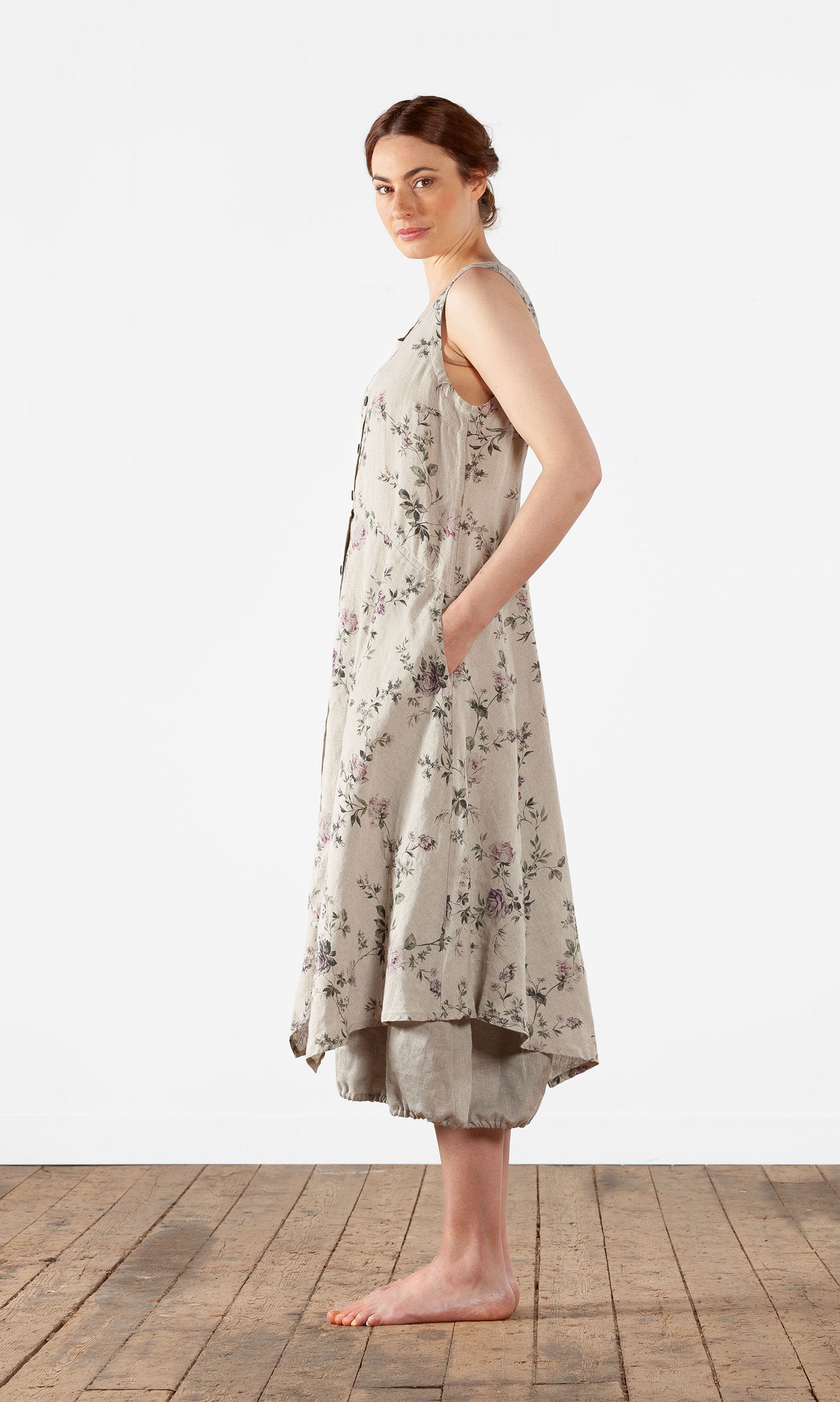 Langes ärmelloses Leinenkleid auf Lager