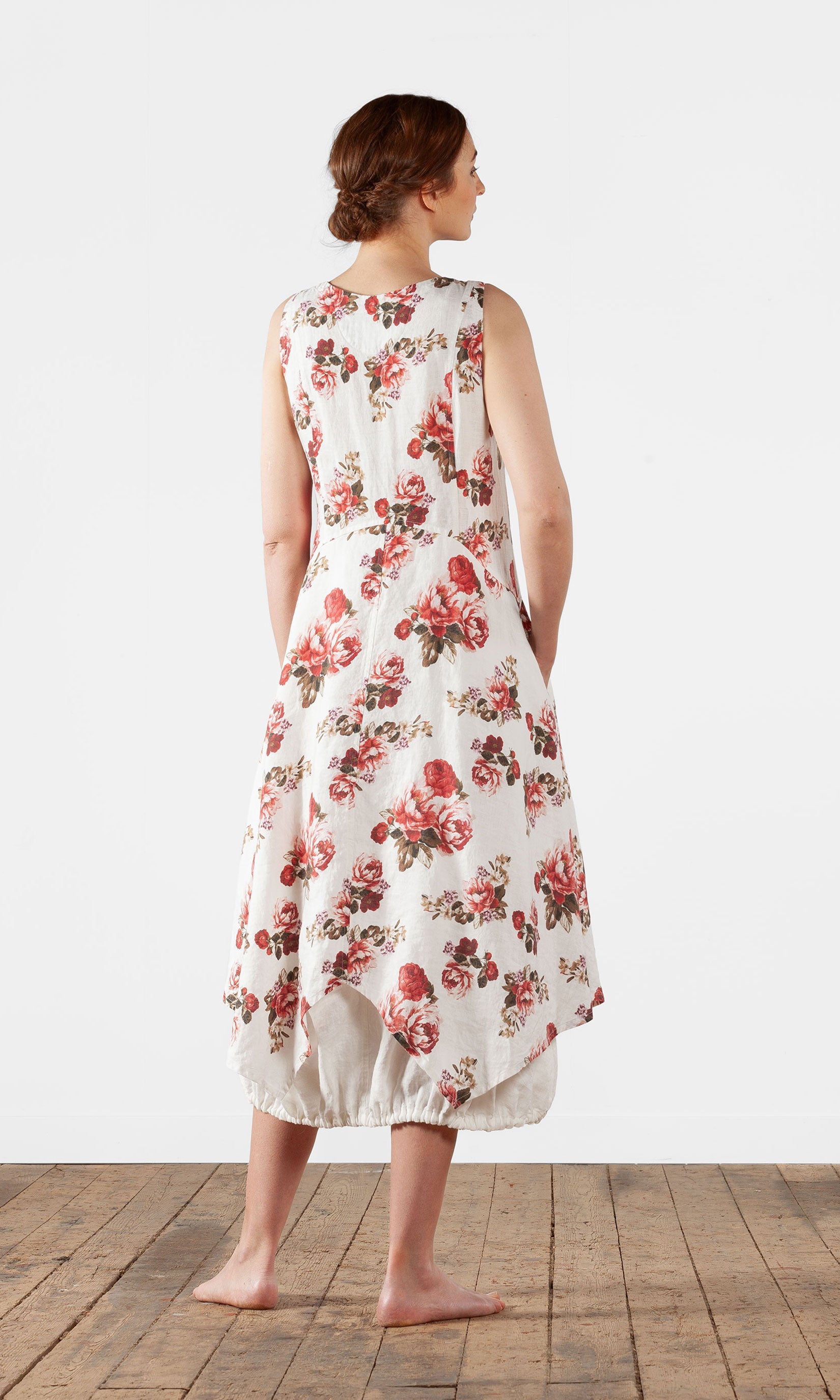 Langes ärmelloses Leinenkleid auf Lager