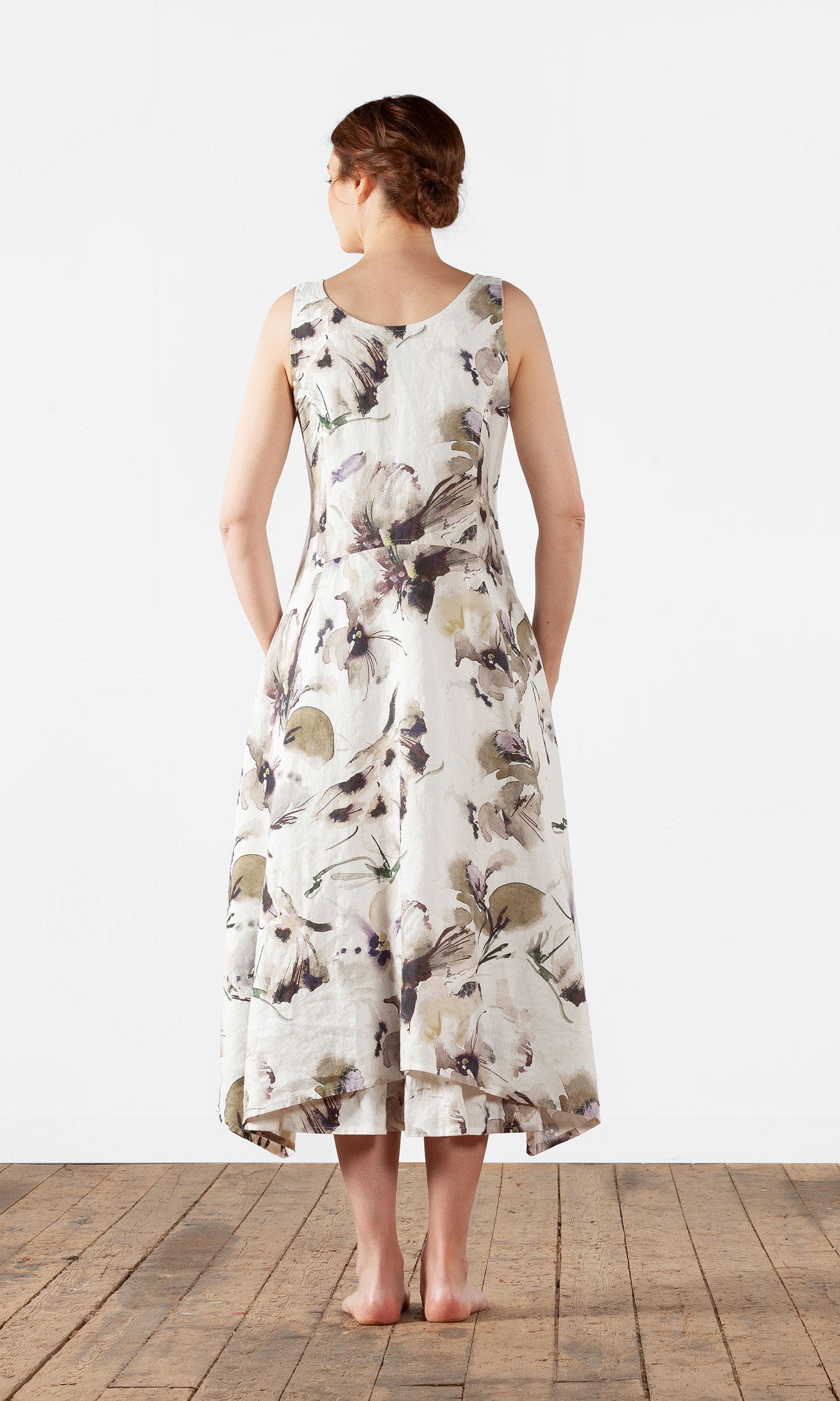 Figurbetontes, langes, ärmelloses Leinenkleid