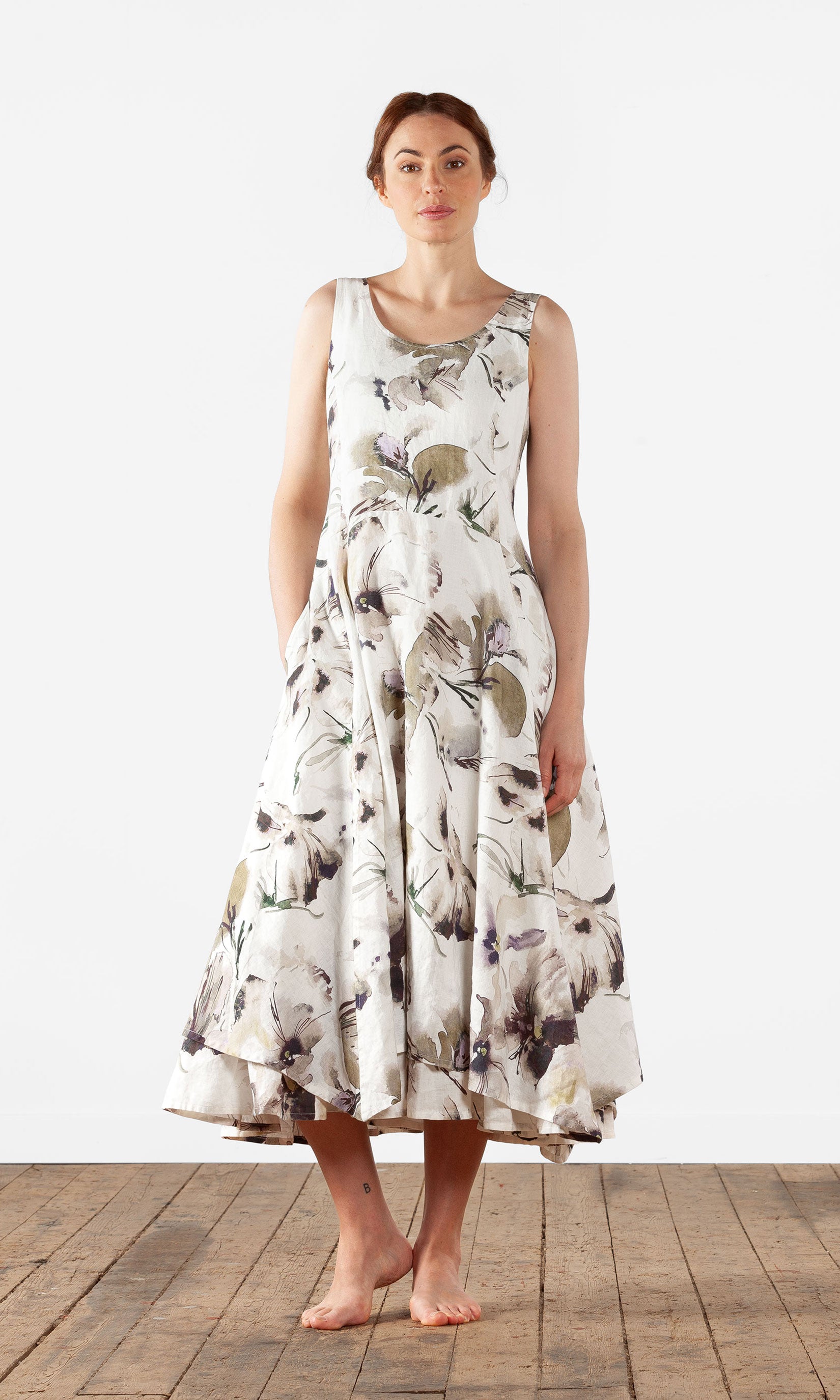 Figurbetontes, langes, ärmelloses Leinenkleid