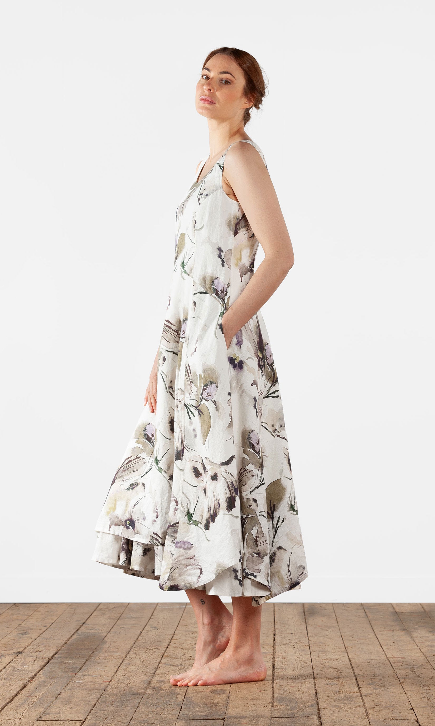 Figurbetontes, langes, ärmelloses Leinenkleid