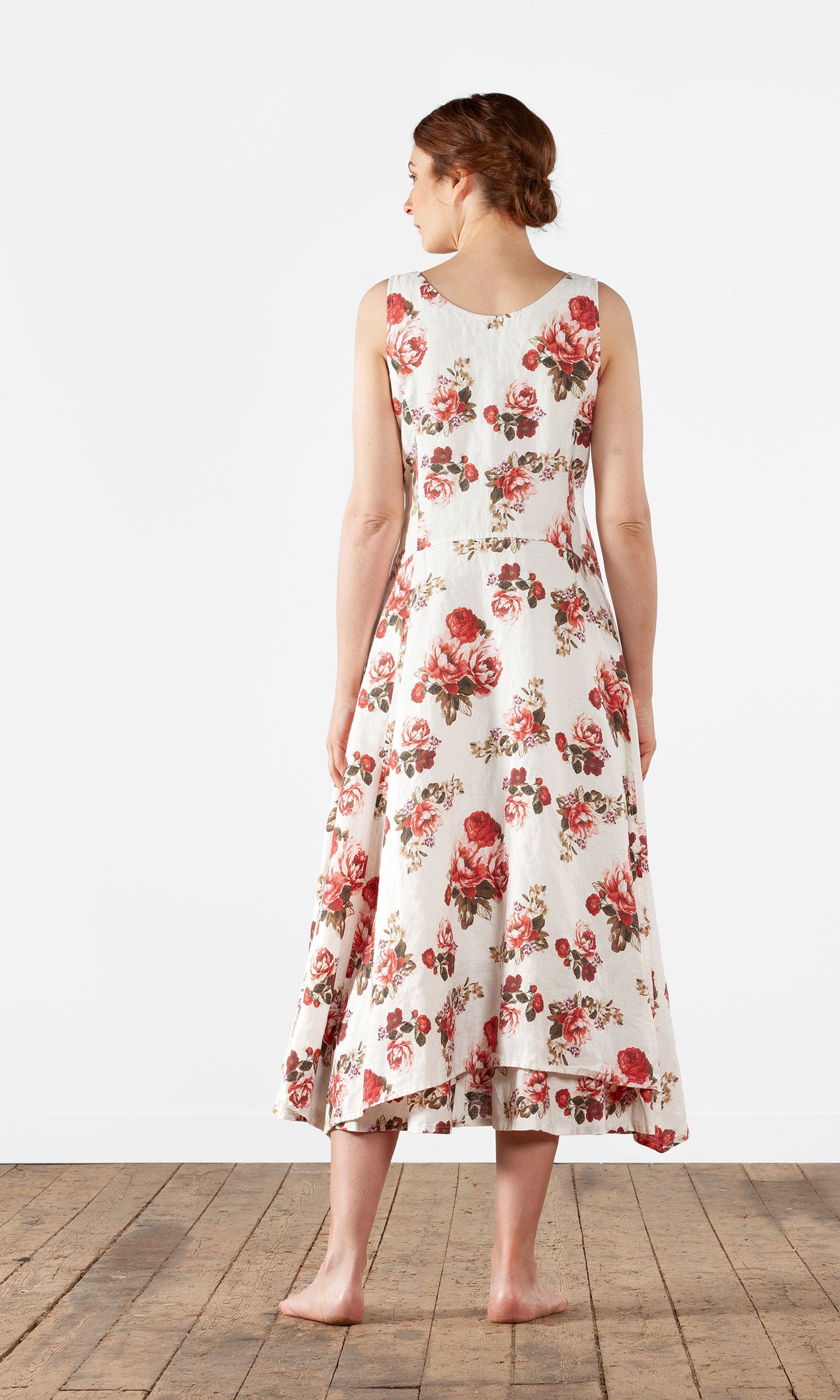 Figurbetontes, langes, ärmelloses Leinenkleid