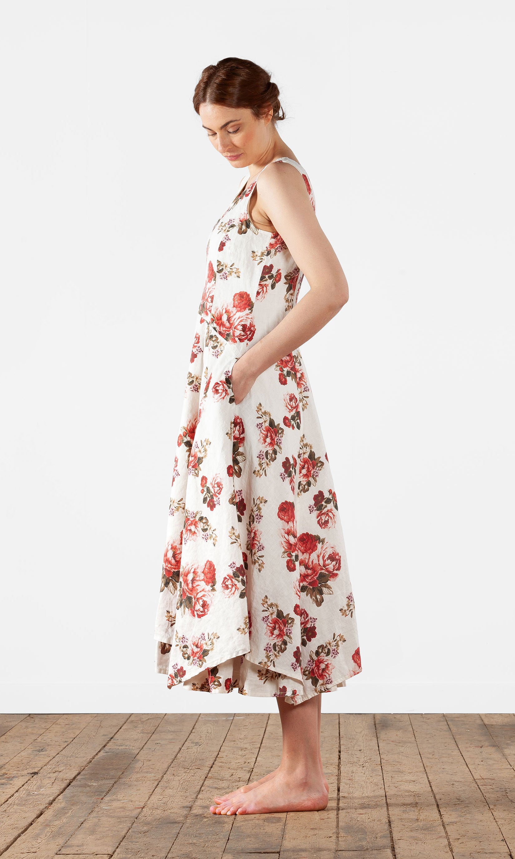 Figurbetontes, langes, ärmelloses Leinenkleid