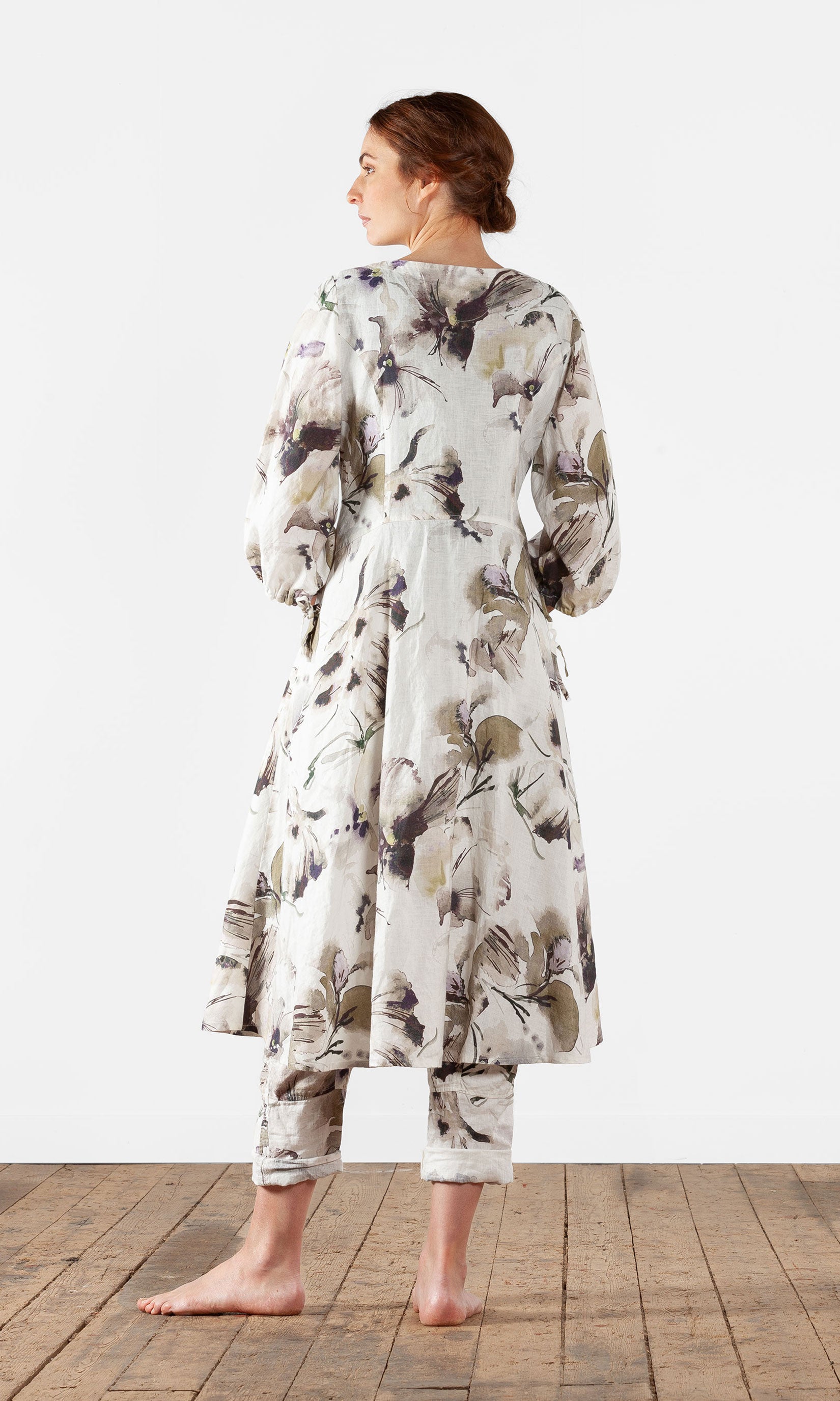 Durchgehend geknöpftes Leinenkleid mit V-Ausschnitt