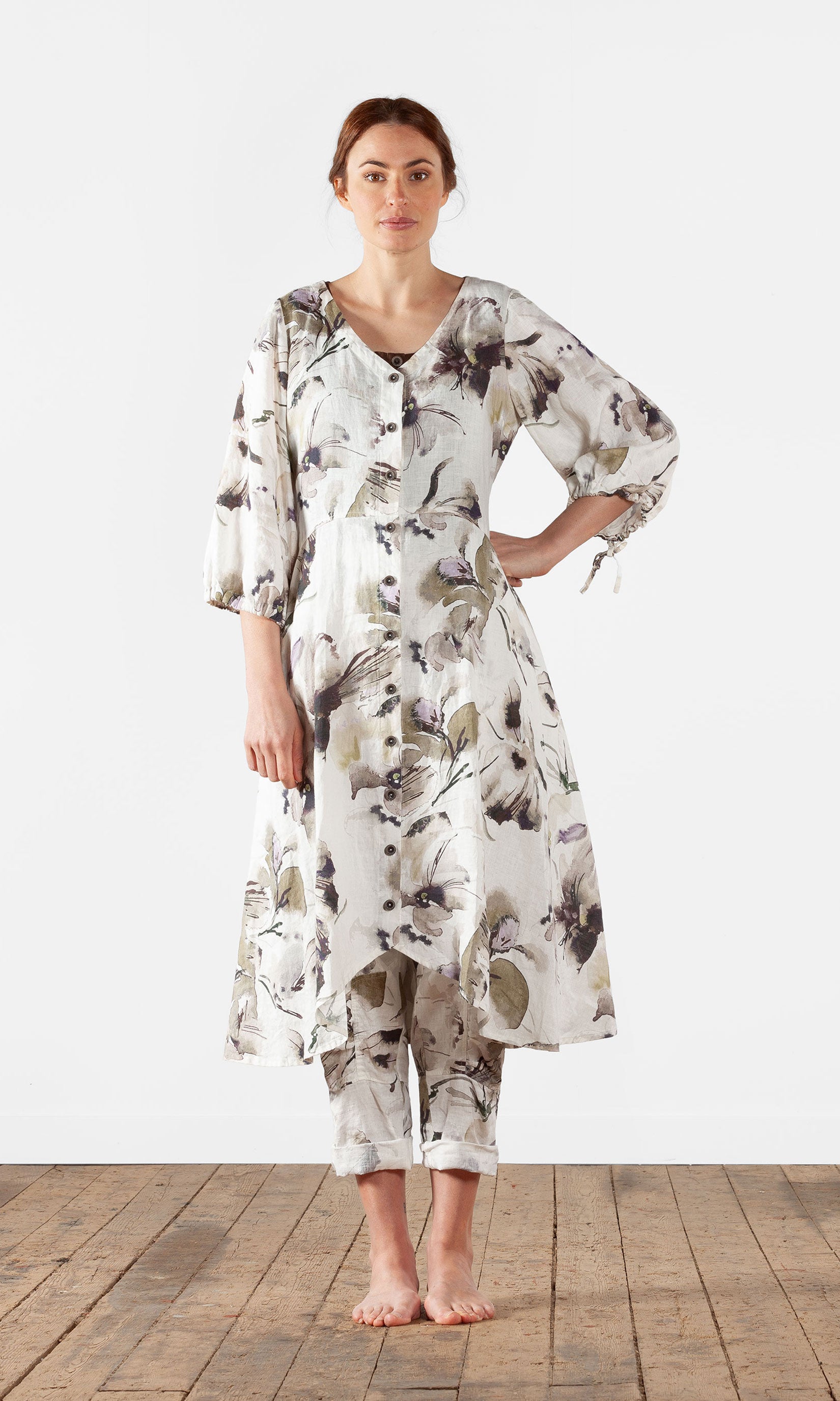 Durchgehend geknöpftes Leinenkleid mit V-Ausschnitt