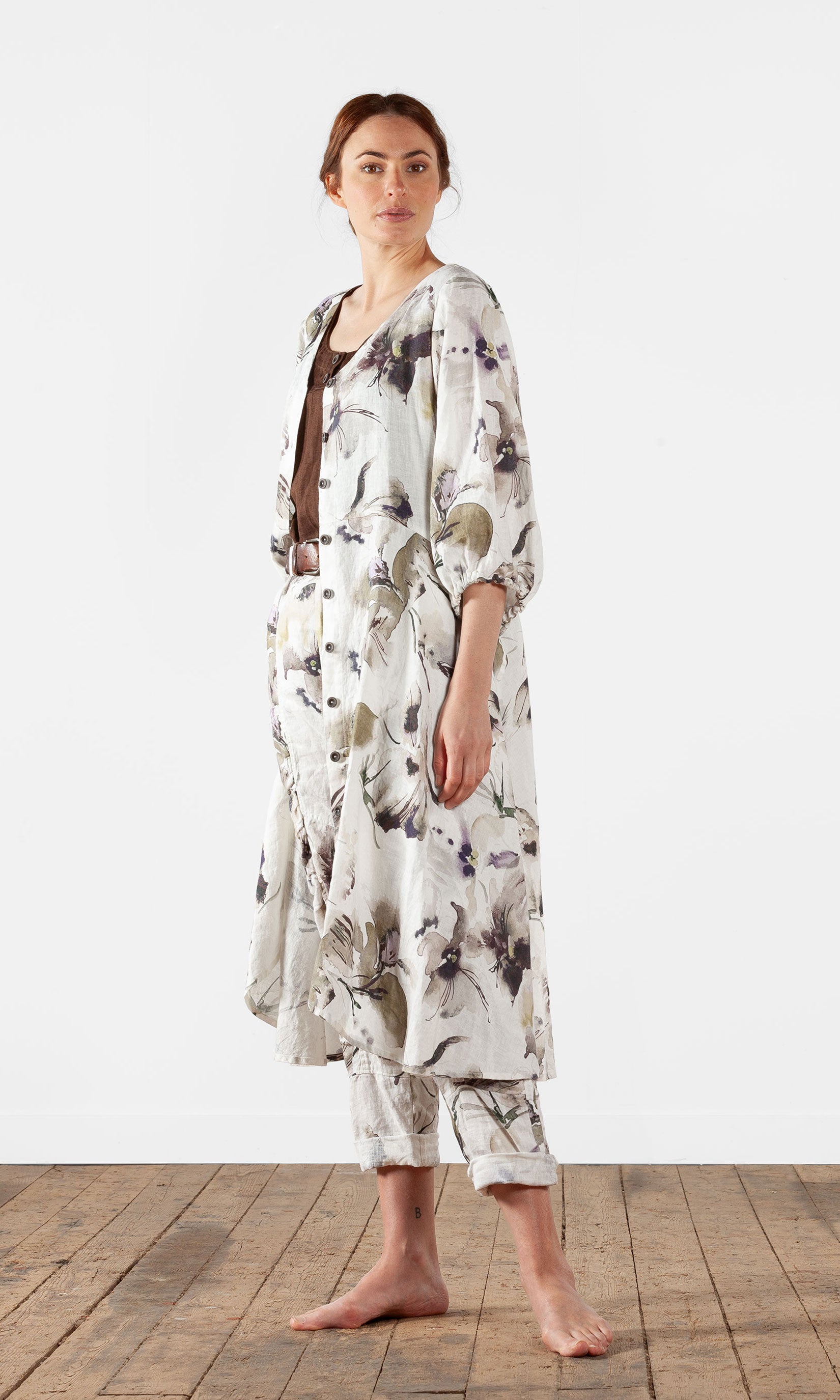 Durchgehend geknöpftes Leinenkleid mit V-Ausschnitt