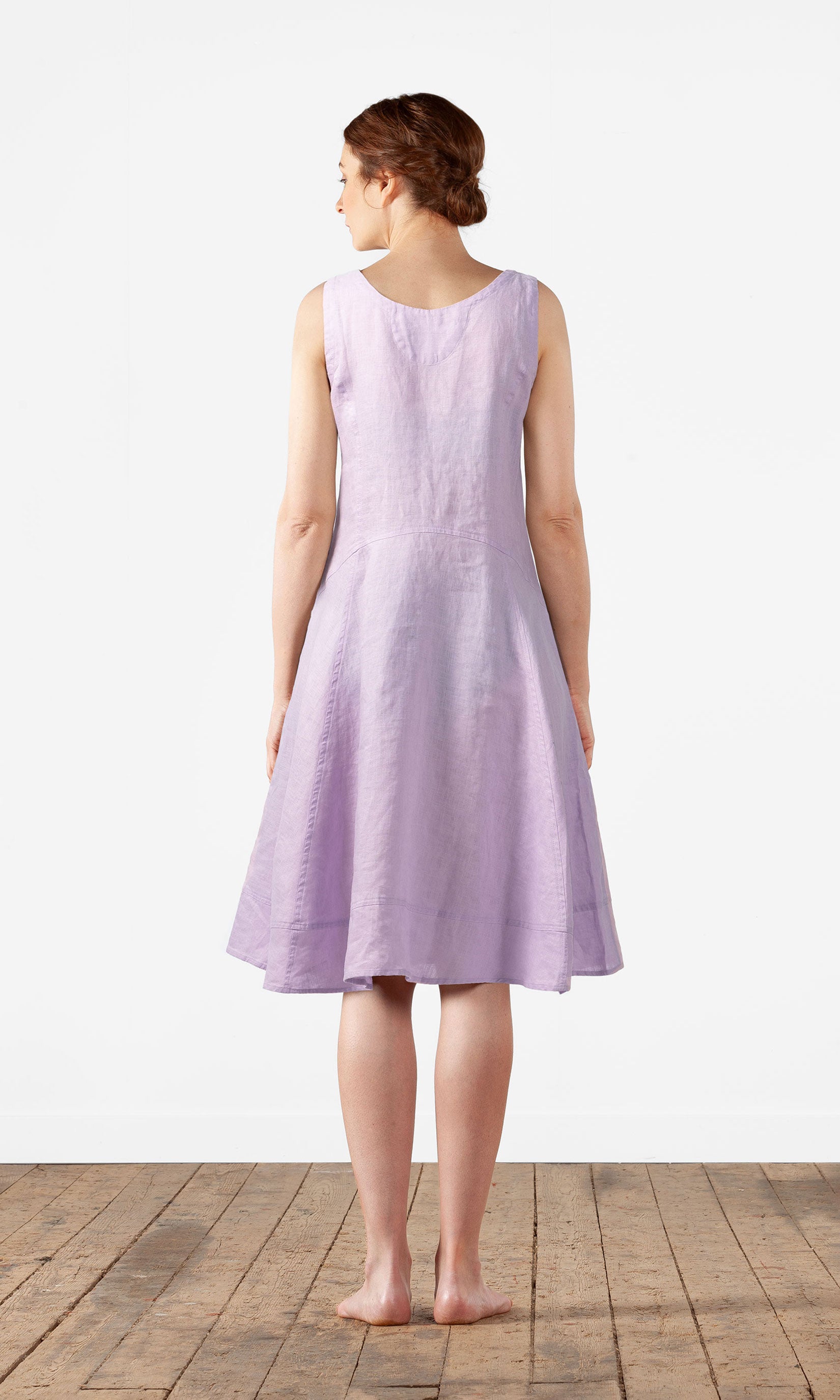 Kurzes ärmelloses Leinenkleid