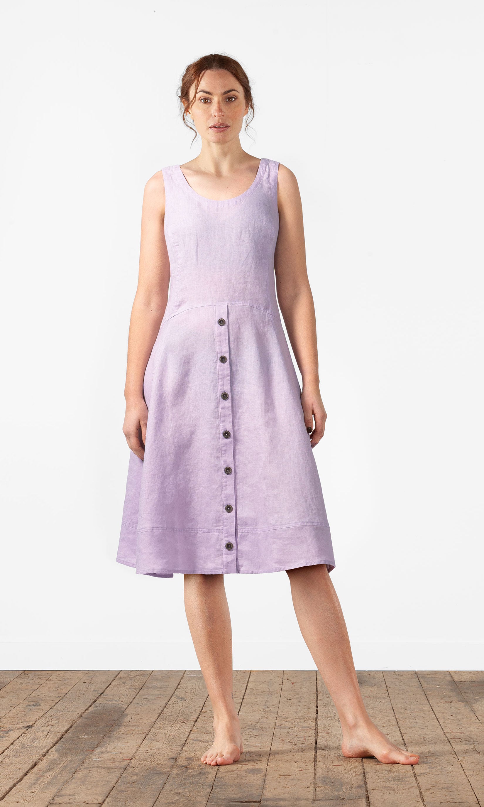 Linneklänning i kort, ärmlös modell