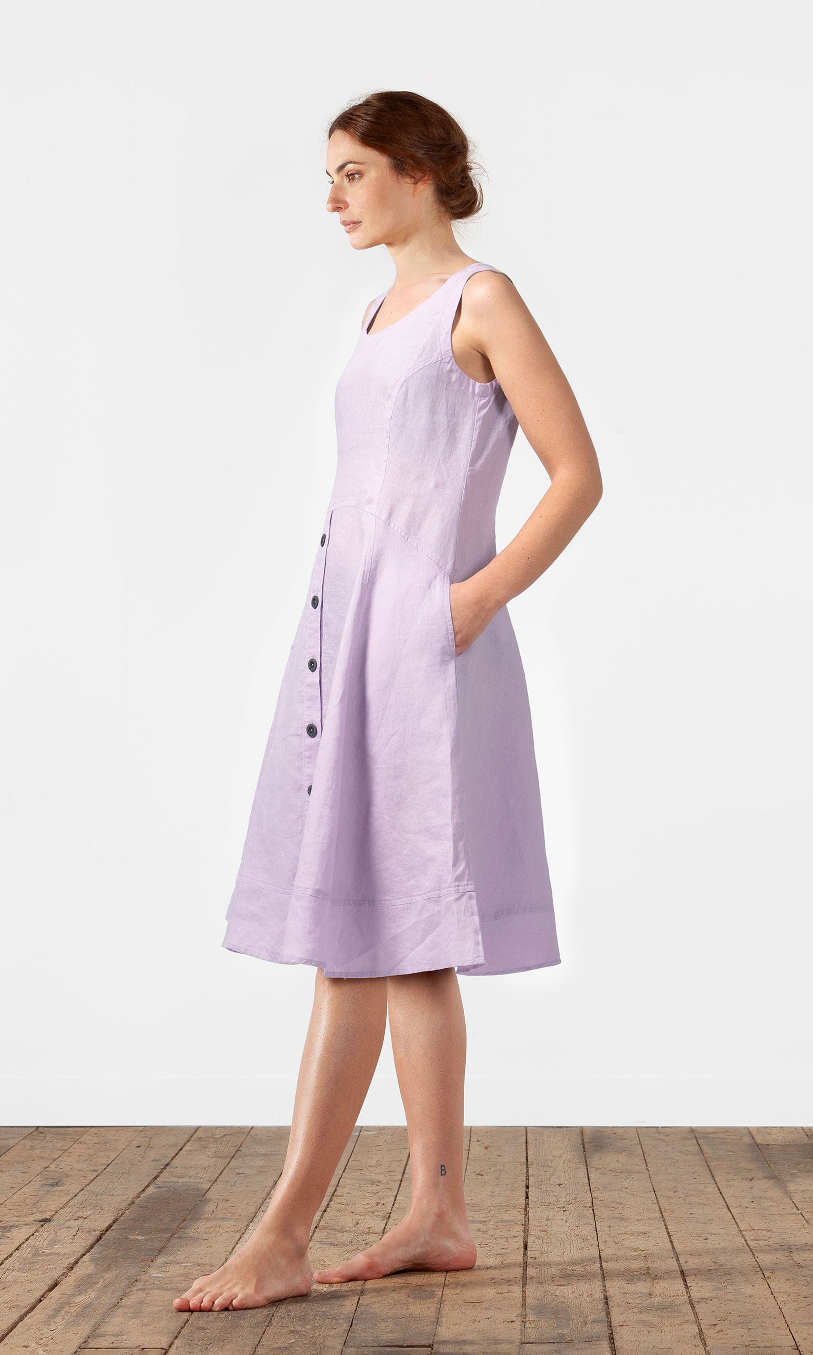 Linneklänning i kort, ärmlös modell