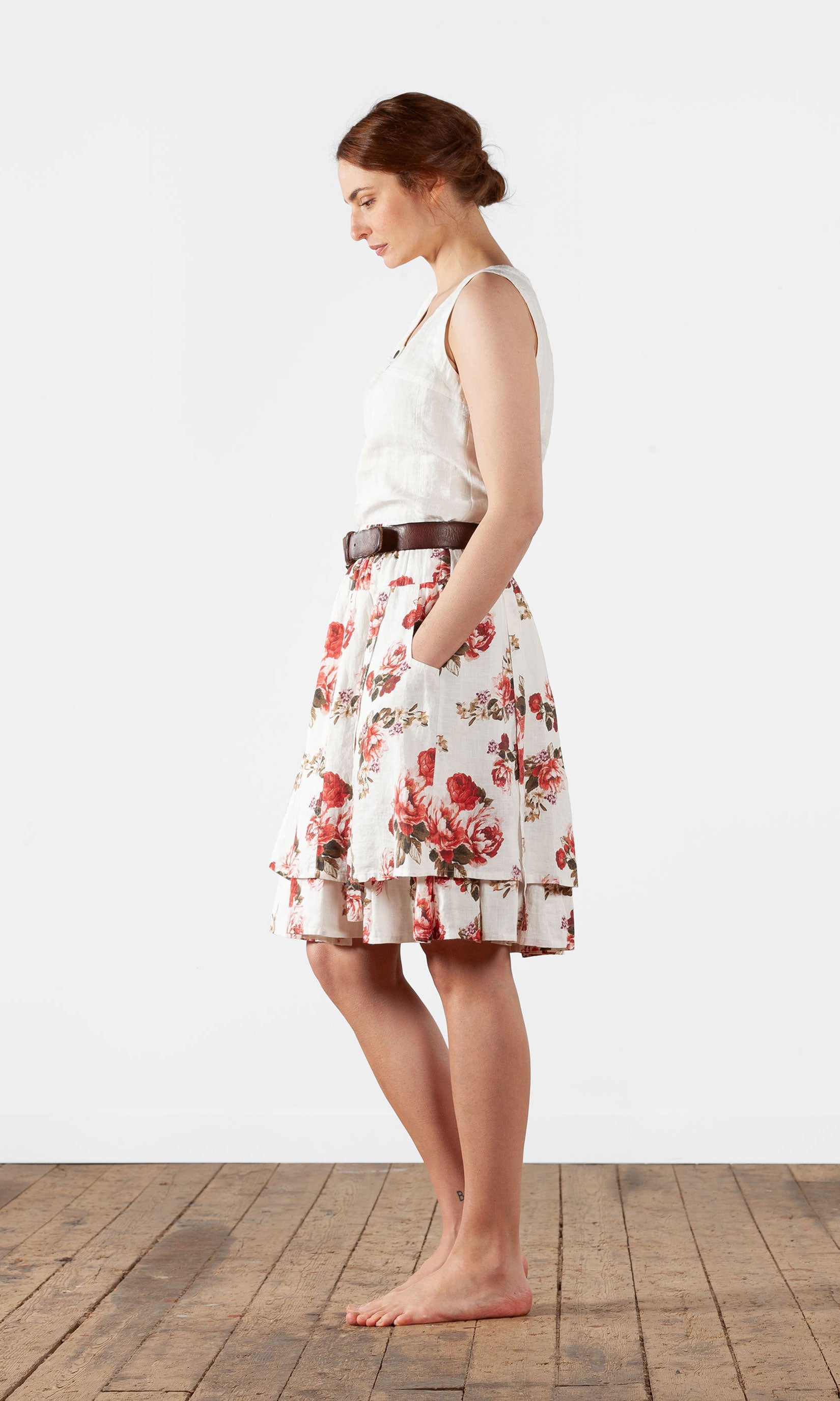 Kurzer Leinenrock mit Rüsche