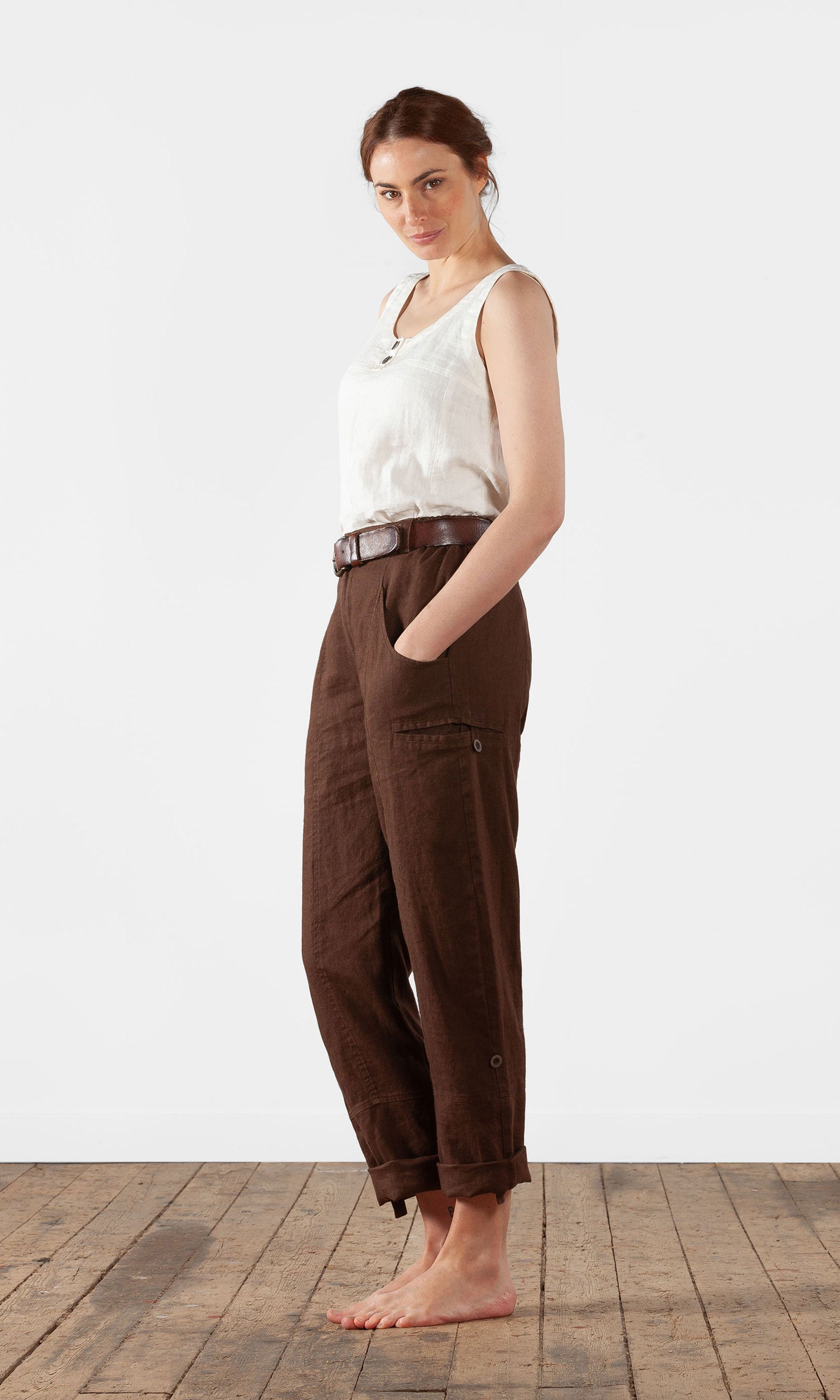 Linen trousers with many pockets