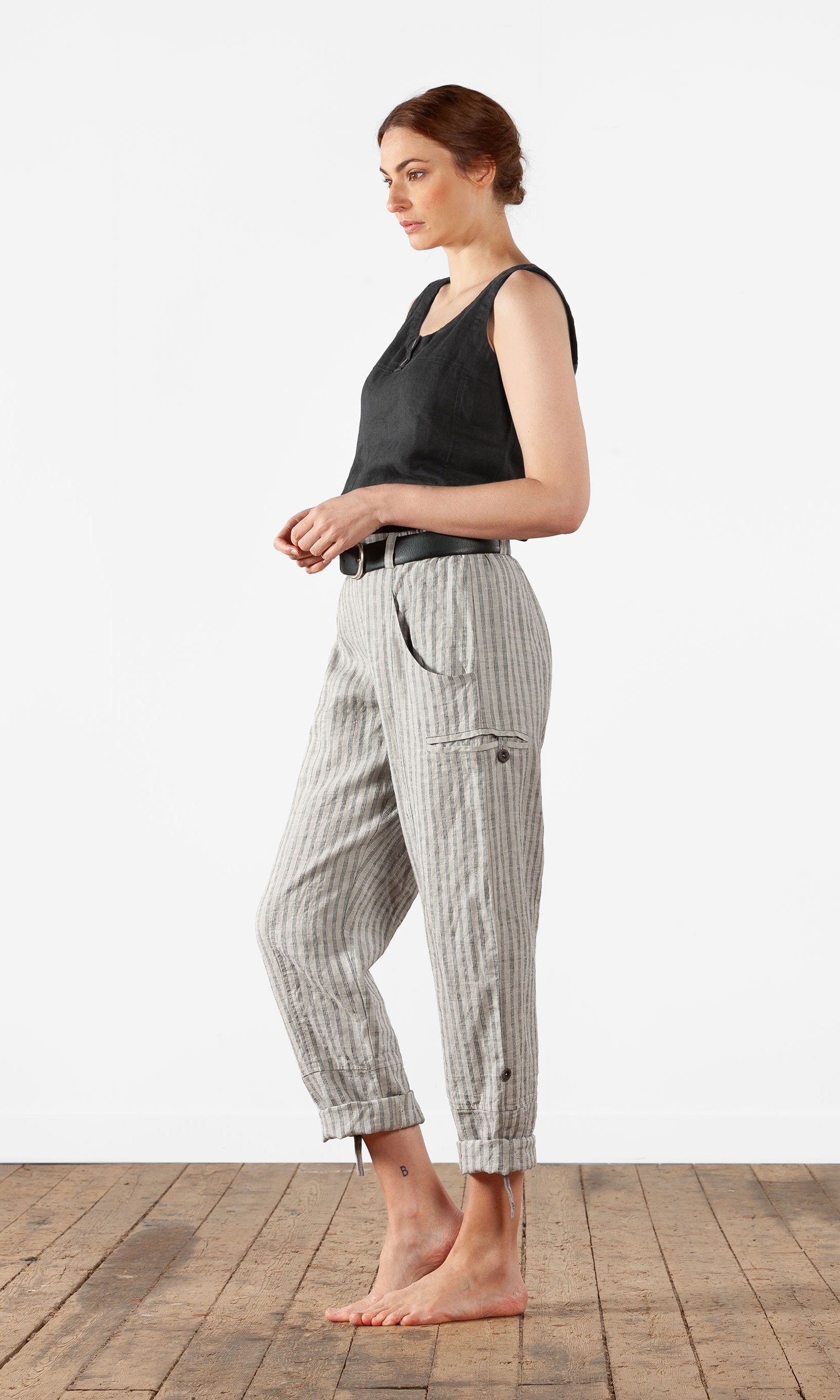 Linen trousers with many pockets