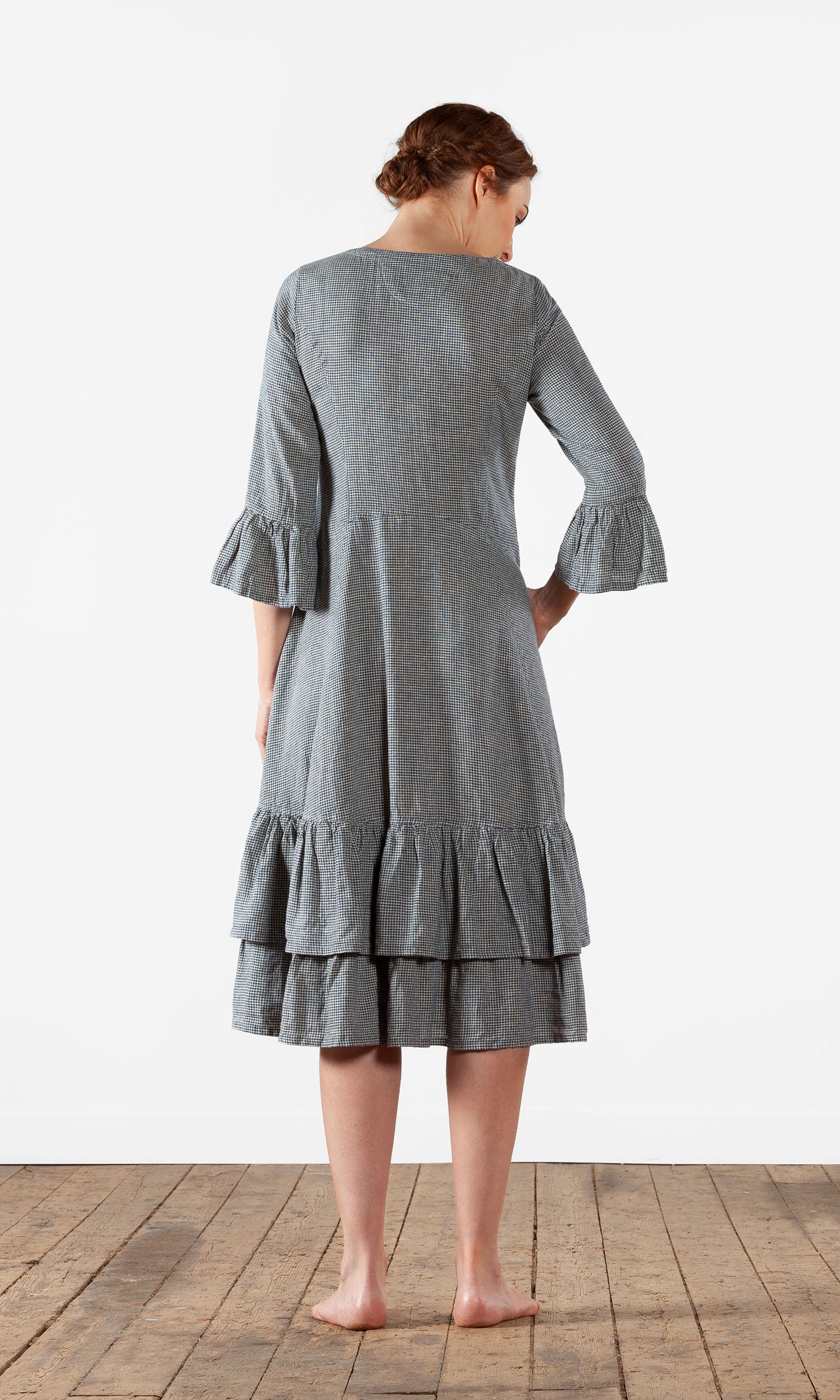 Figurbetontes Kleid mit Rüschen aus Hanfmischung