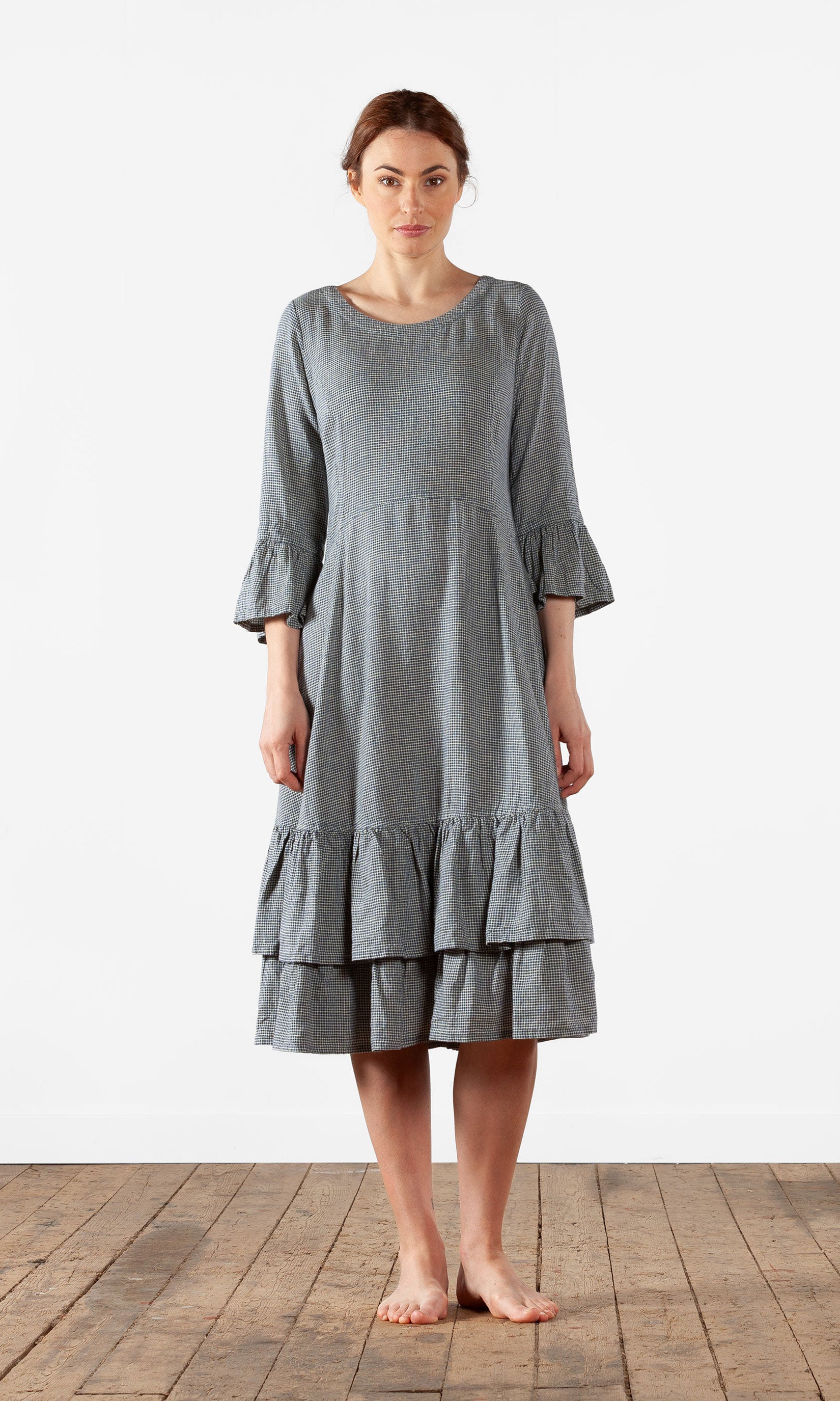 Figurbetontes Kleid mit Rüschen aus Hanfmischung