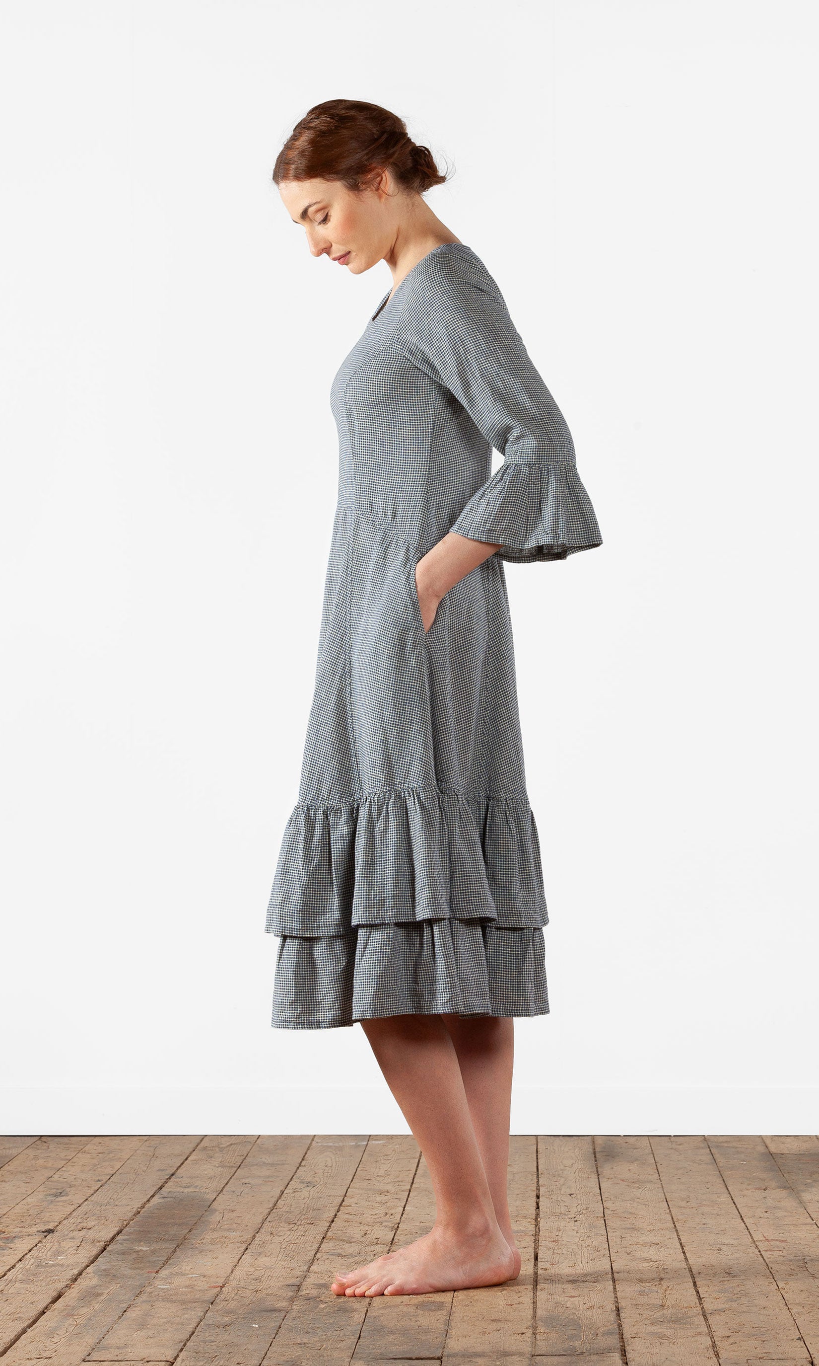 Figurbetontes Kleid mit Rüschen aus Hanfmischung