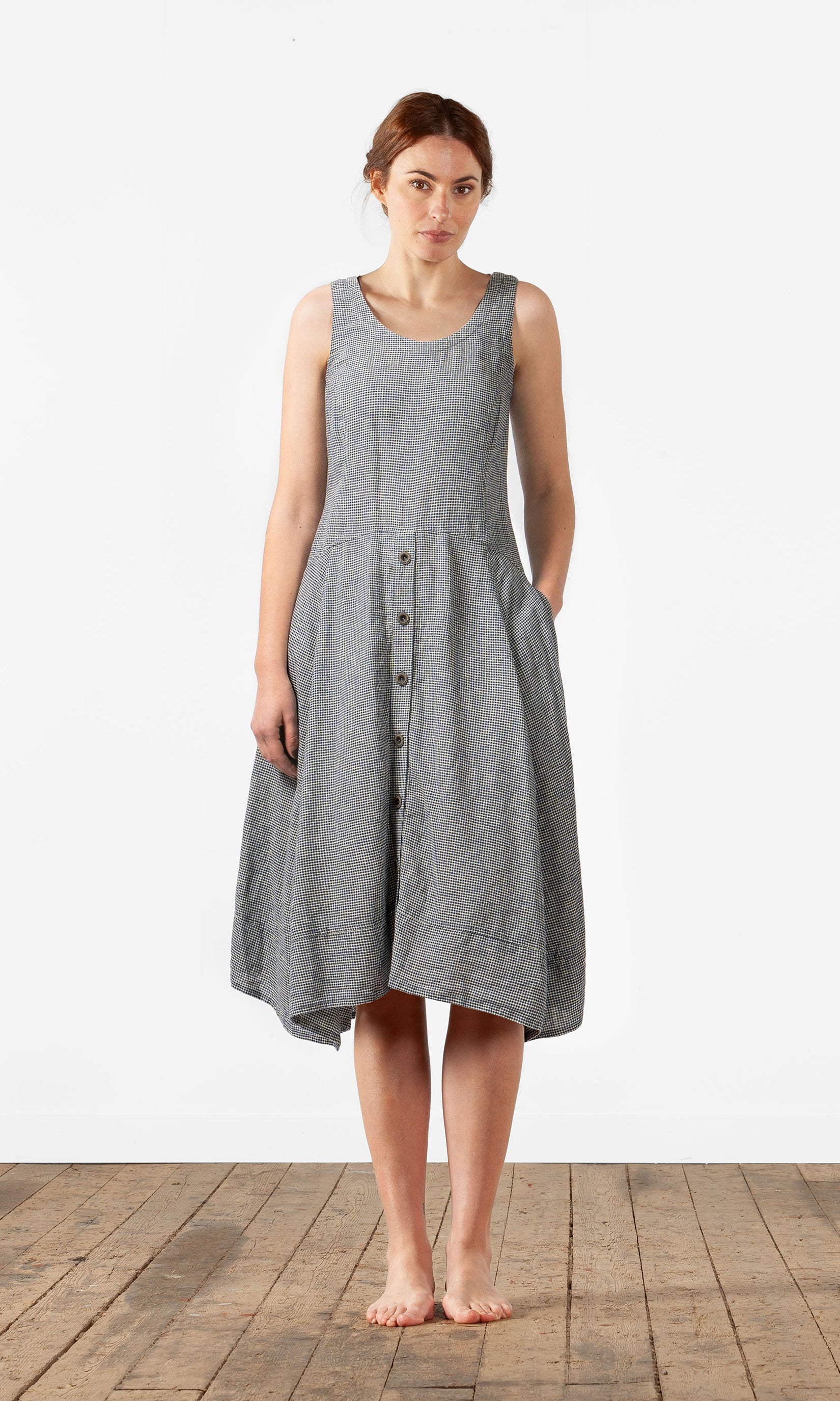 Ärmelloses Kleid mit Knöpfen aus Hanfmischung