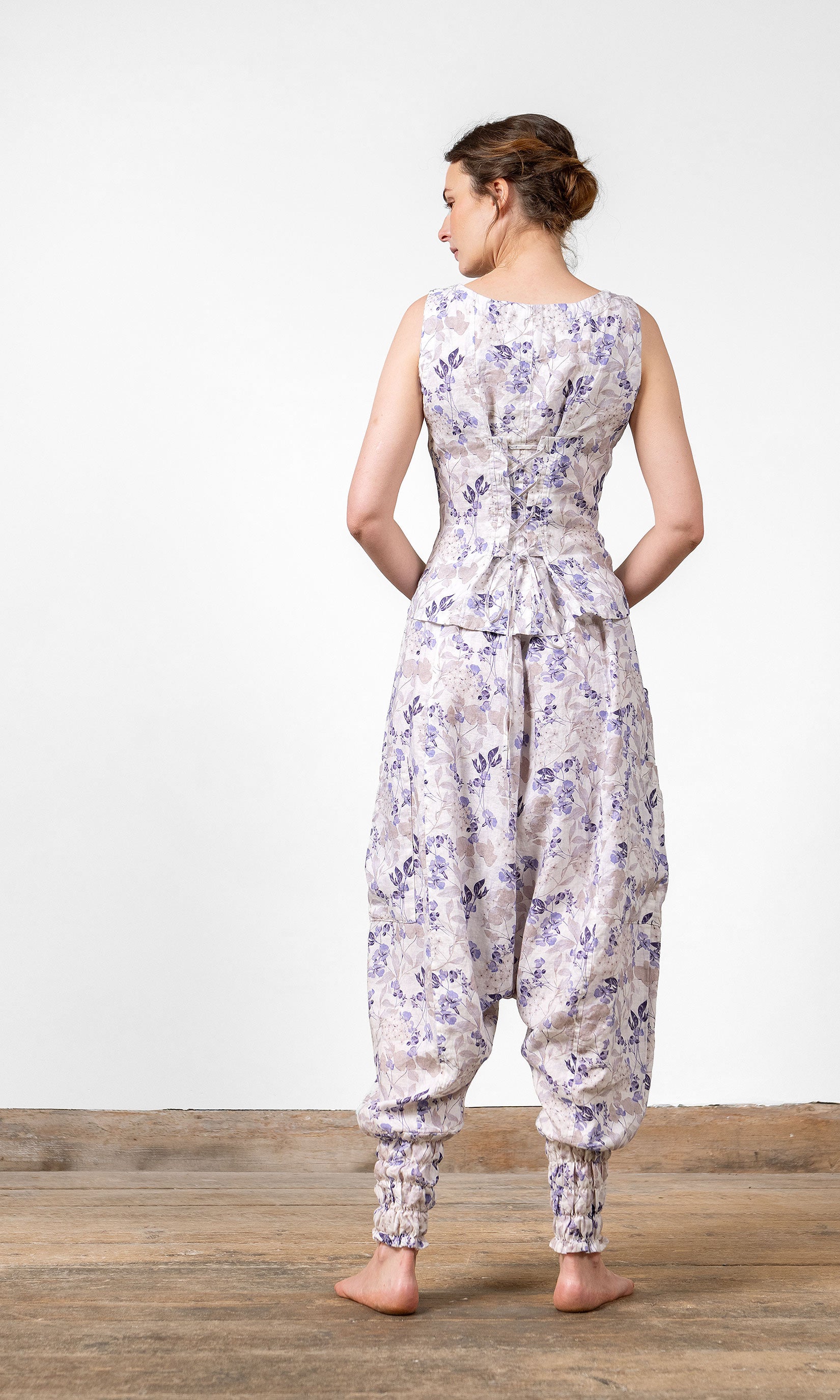 Linne med snörning i ryggen