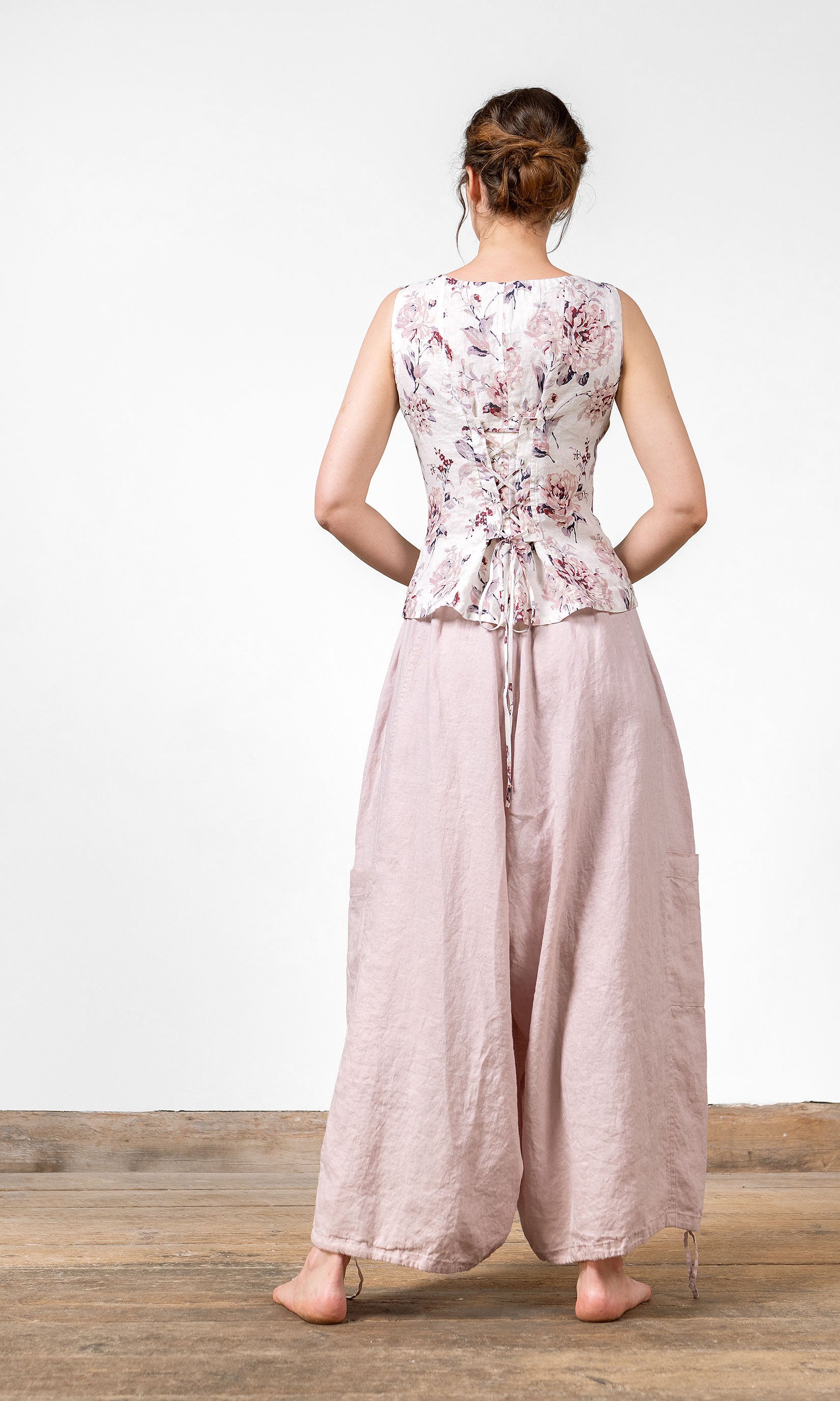 Linne med snörning i ryggen