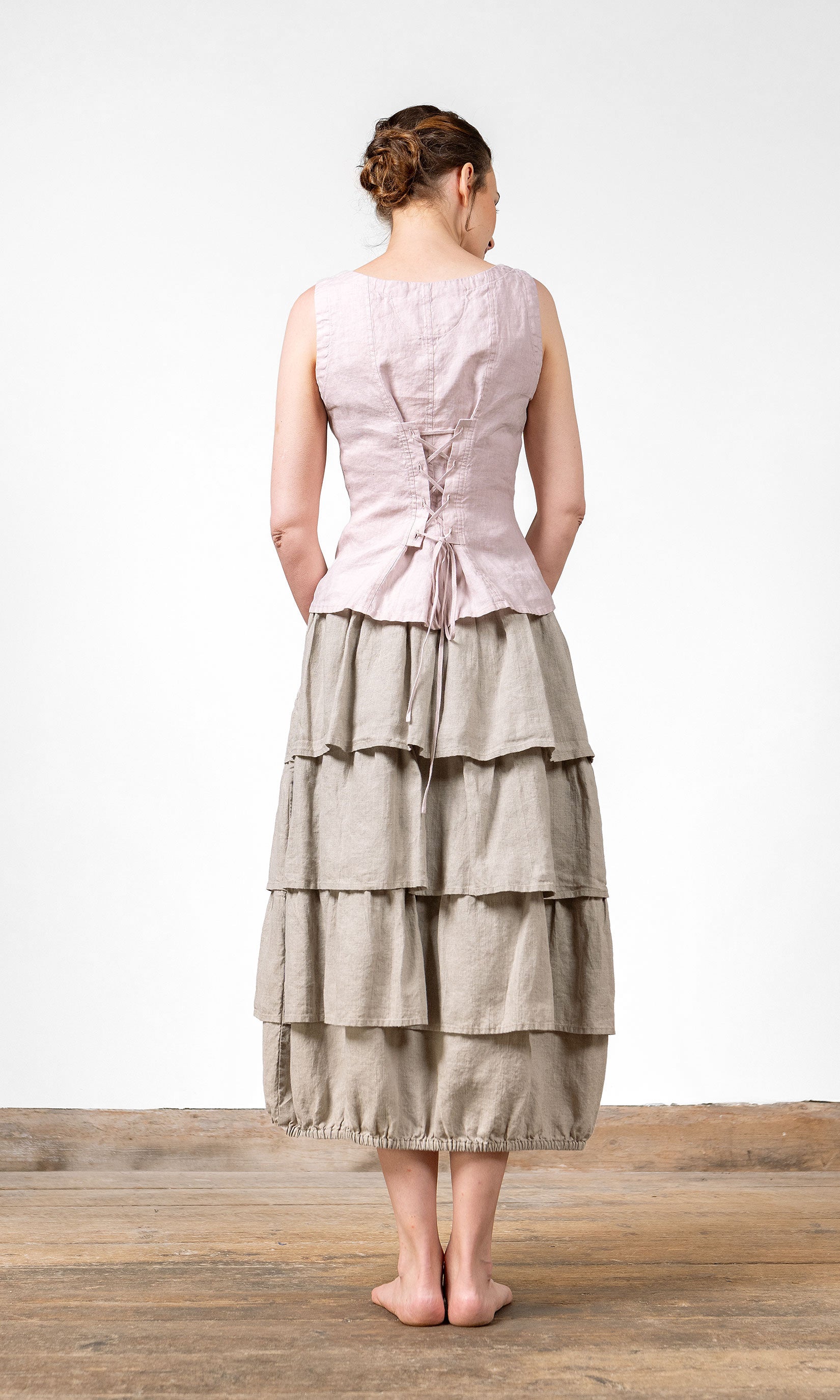 Linne med snörning i ryggen