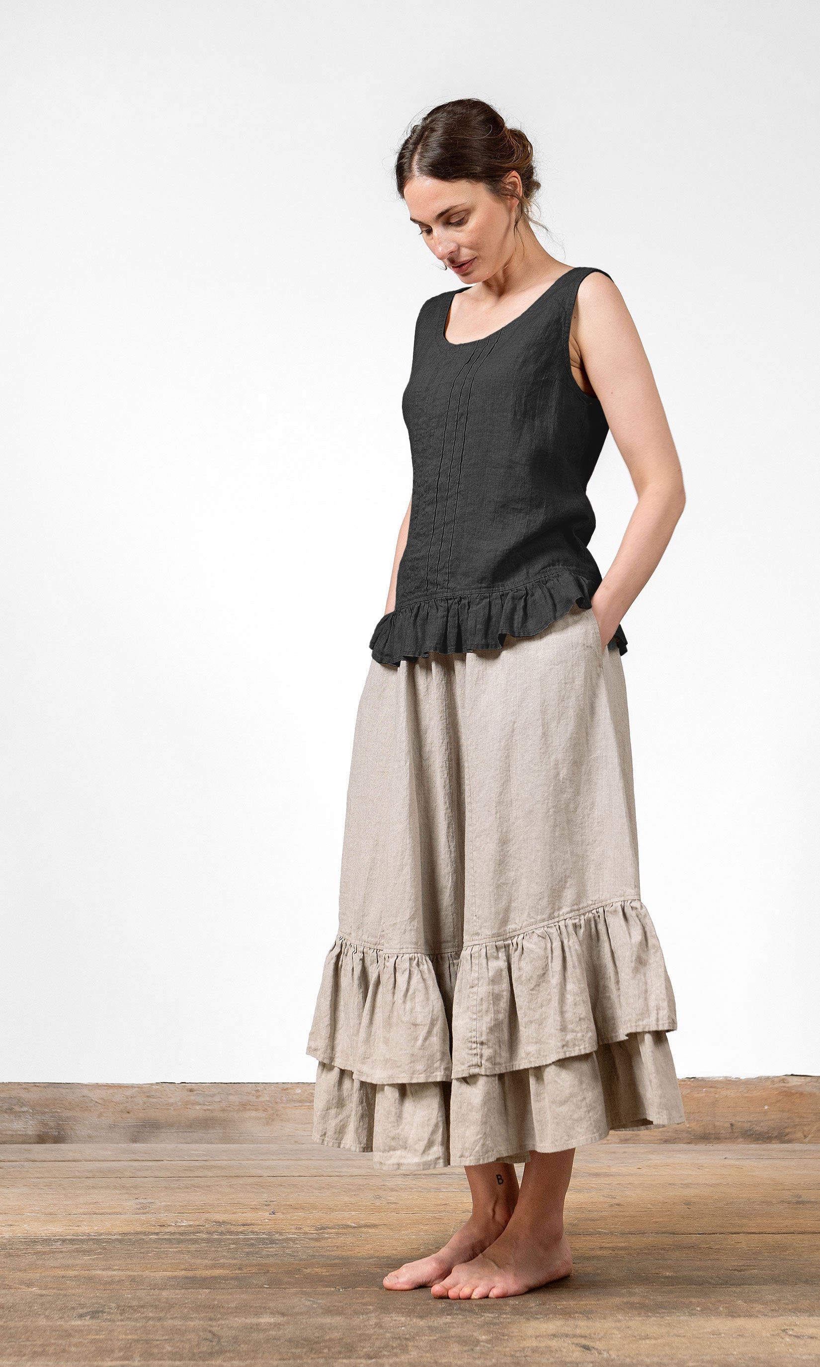 Linneblus med rynkad volangkant och dekorativa veck