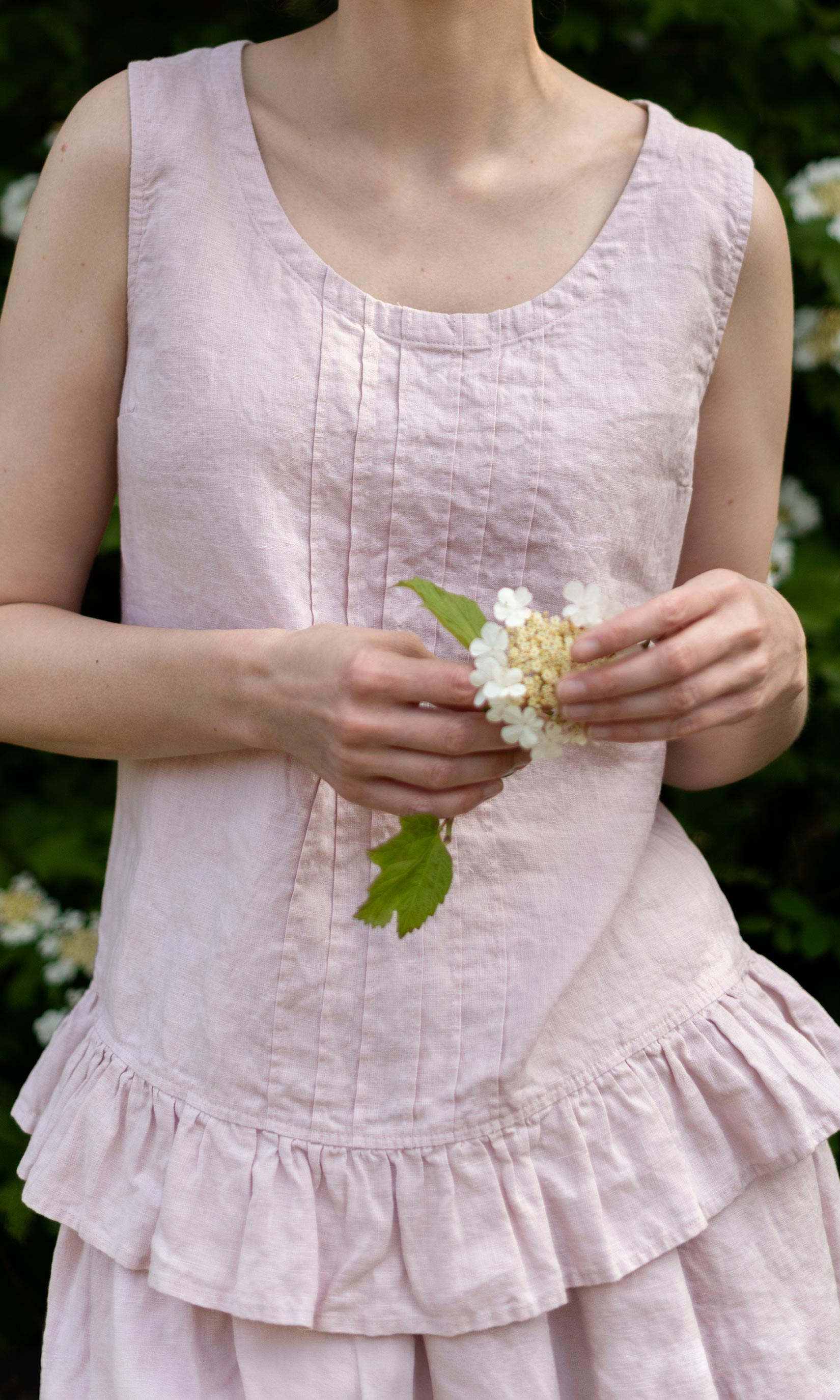 Leinenbluse mit gerafftem Volantbesatz und dekorativen Falten