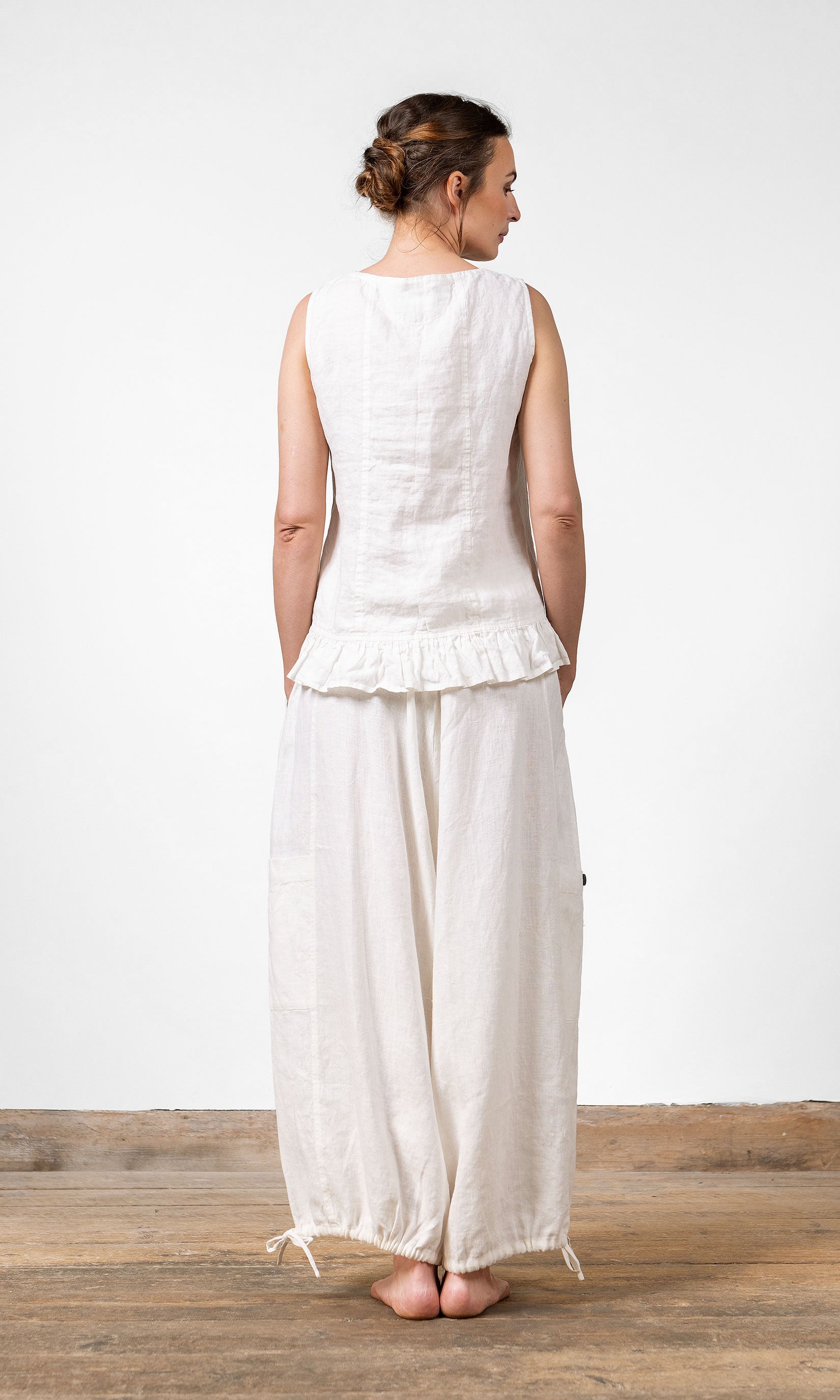 Leinenbluse mit gerafftem Volantbesatz und dekorativen Falten