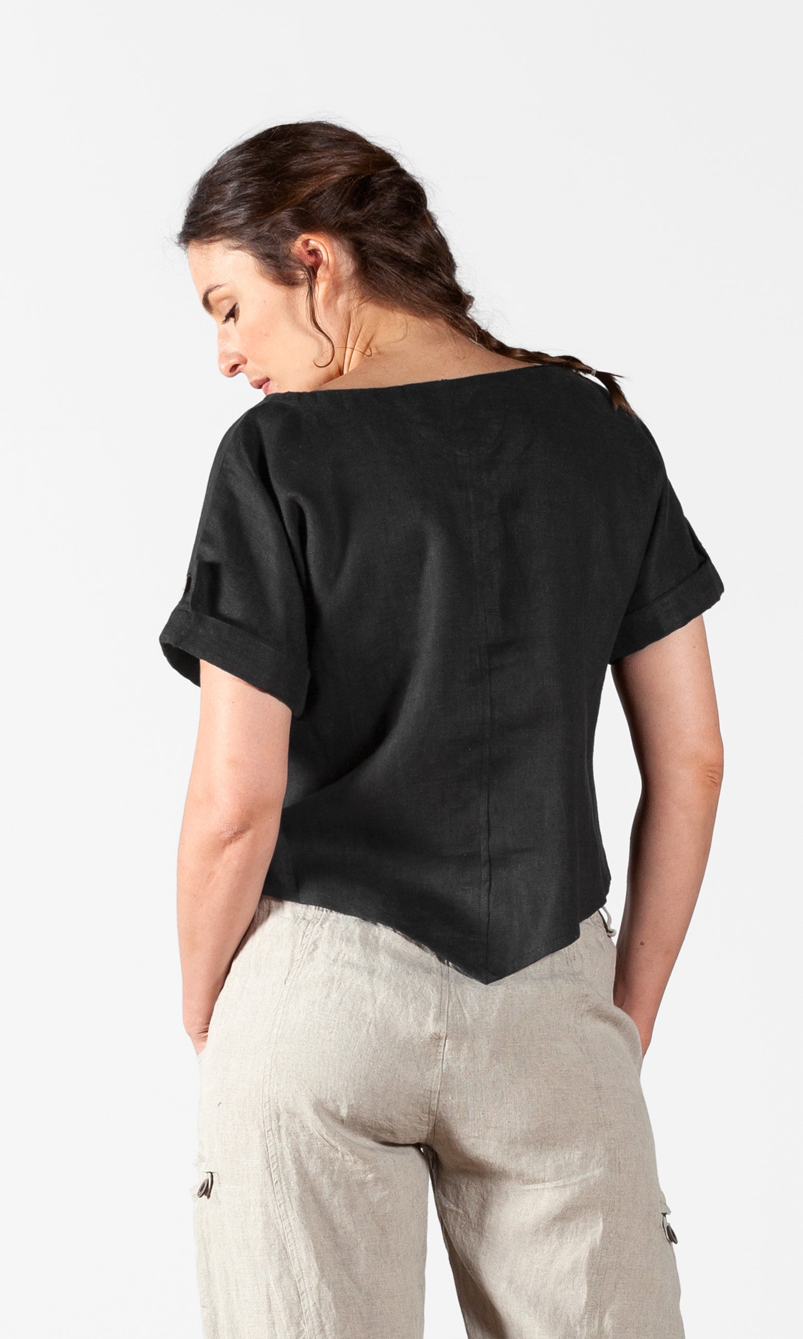 Kurzes Leinentop mit Perlmuttknöpfen