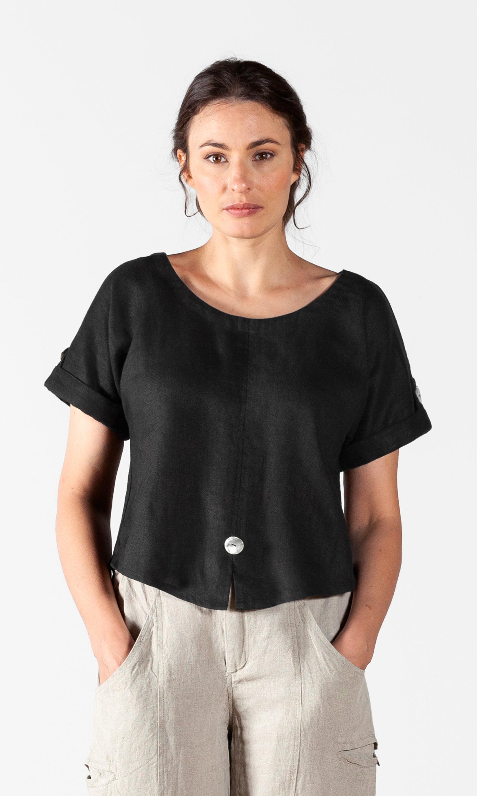Kurzes Leinentop mit Perlmuttknöpfen