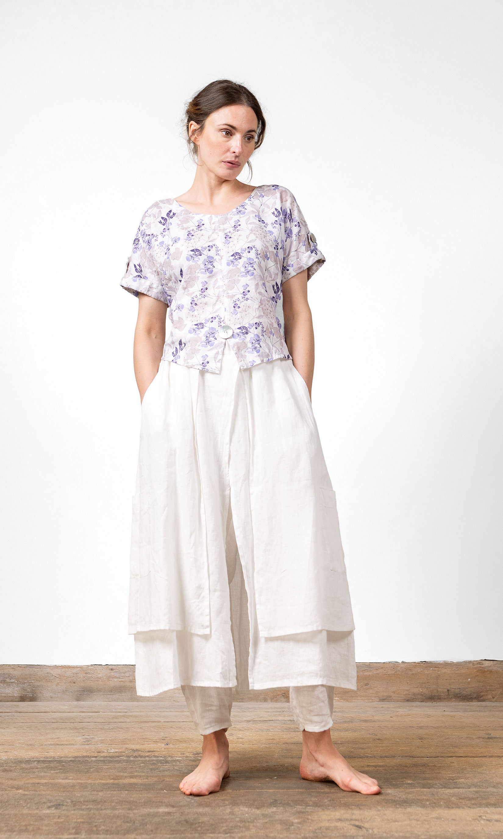 Kurzes Leinenoberteil mit Perlmuttknöpfen