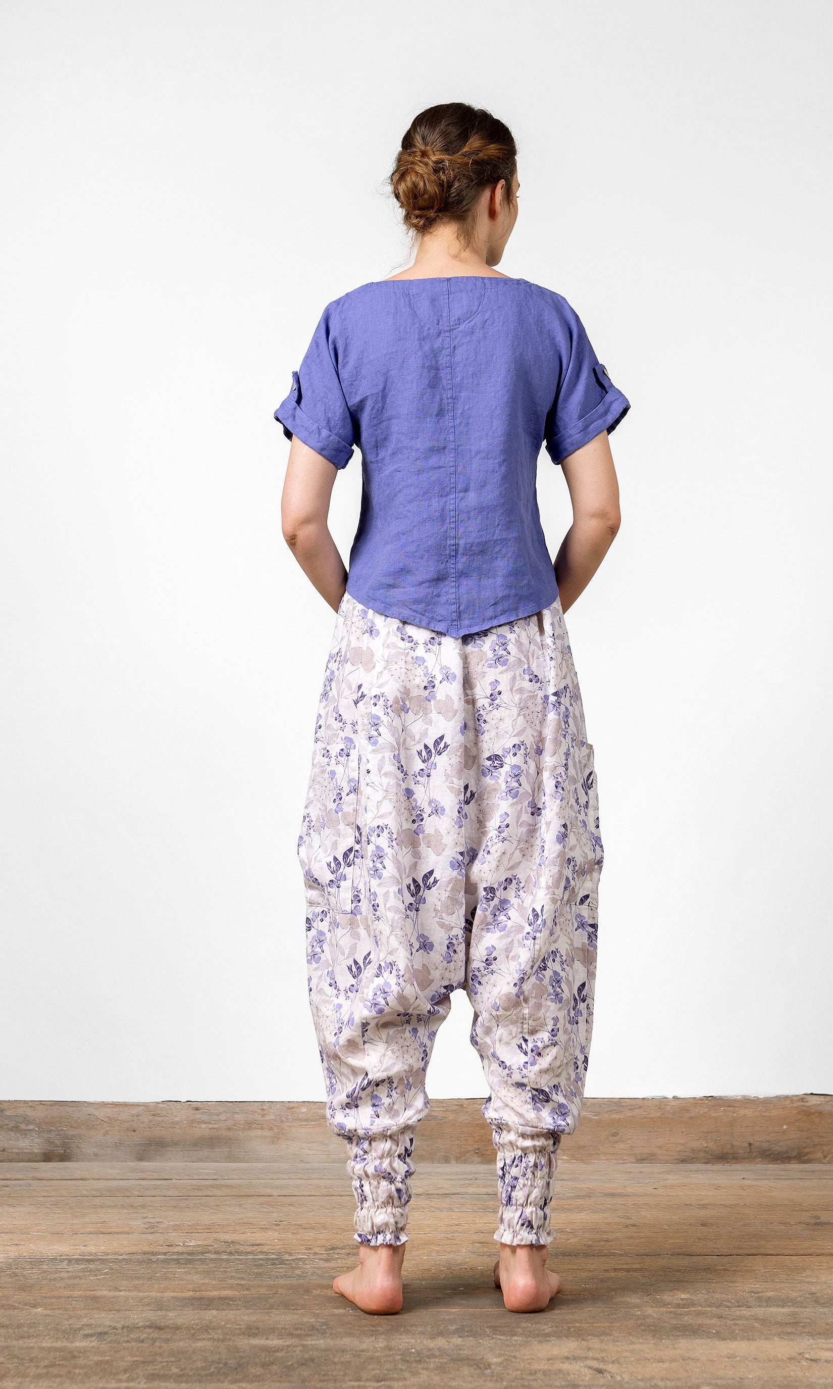 Kurzes Leinenoberteil mit Perlmuttknöpfen