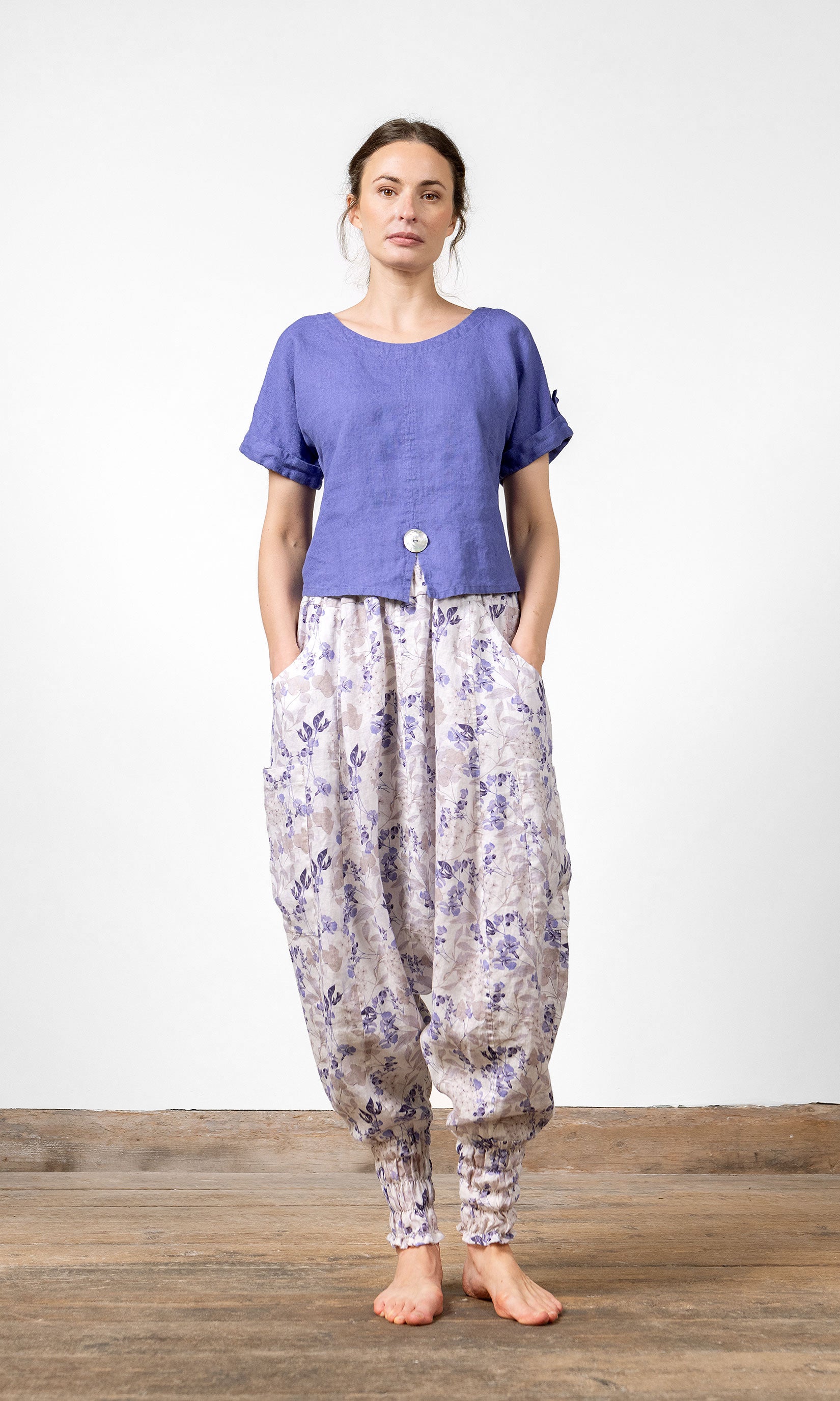 Kurzes Leinenoberteil mit Perlmuttknöpfen