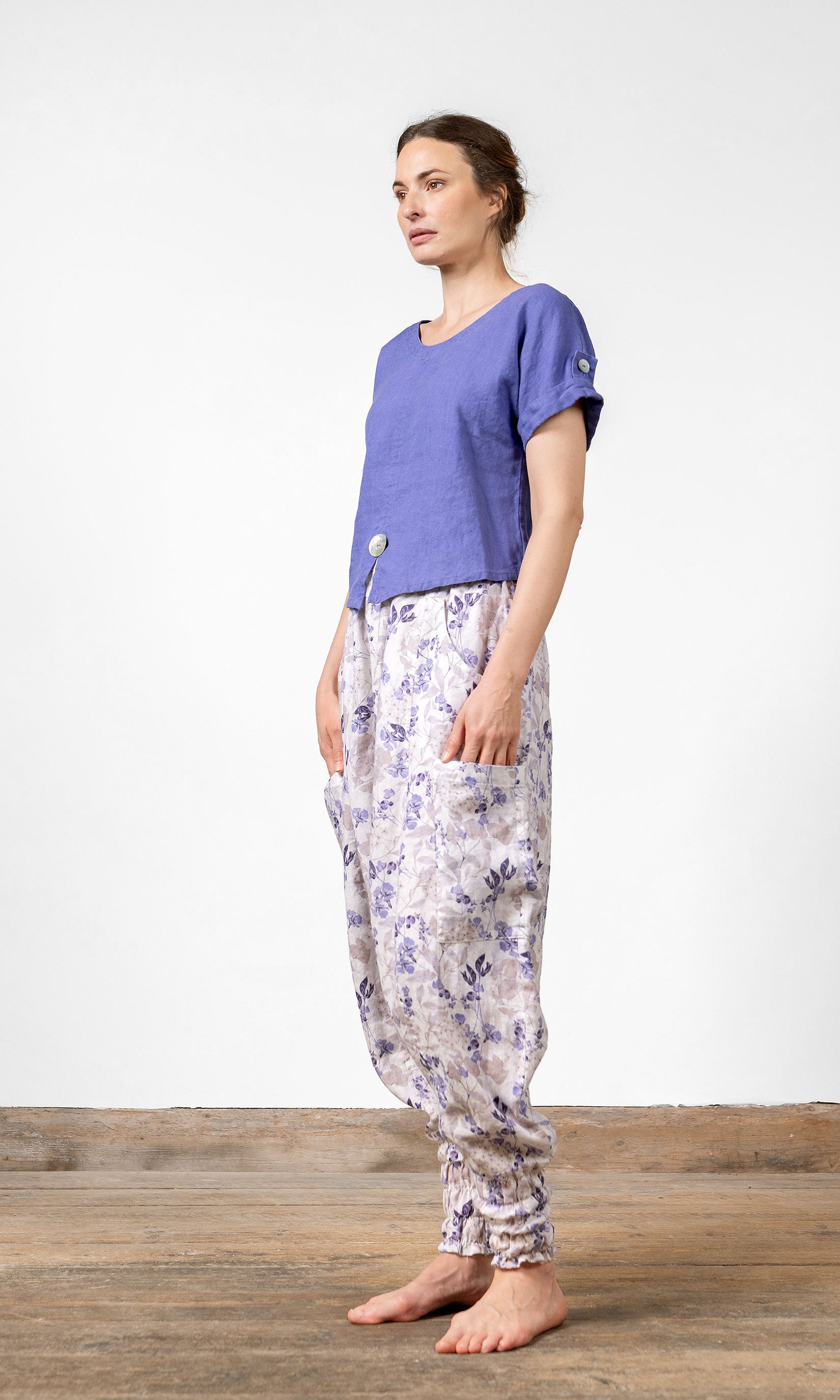 Kurzes Leinenoberteil mit Perlmuttknöpfen