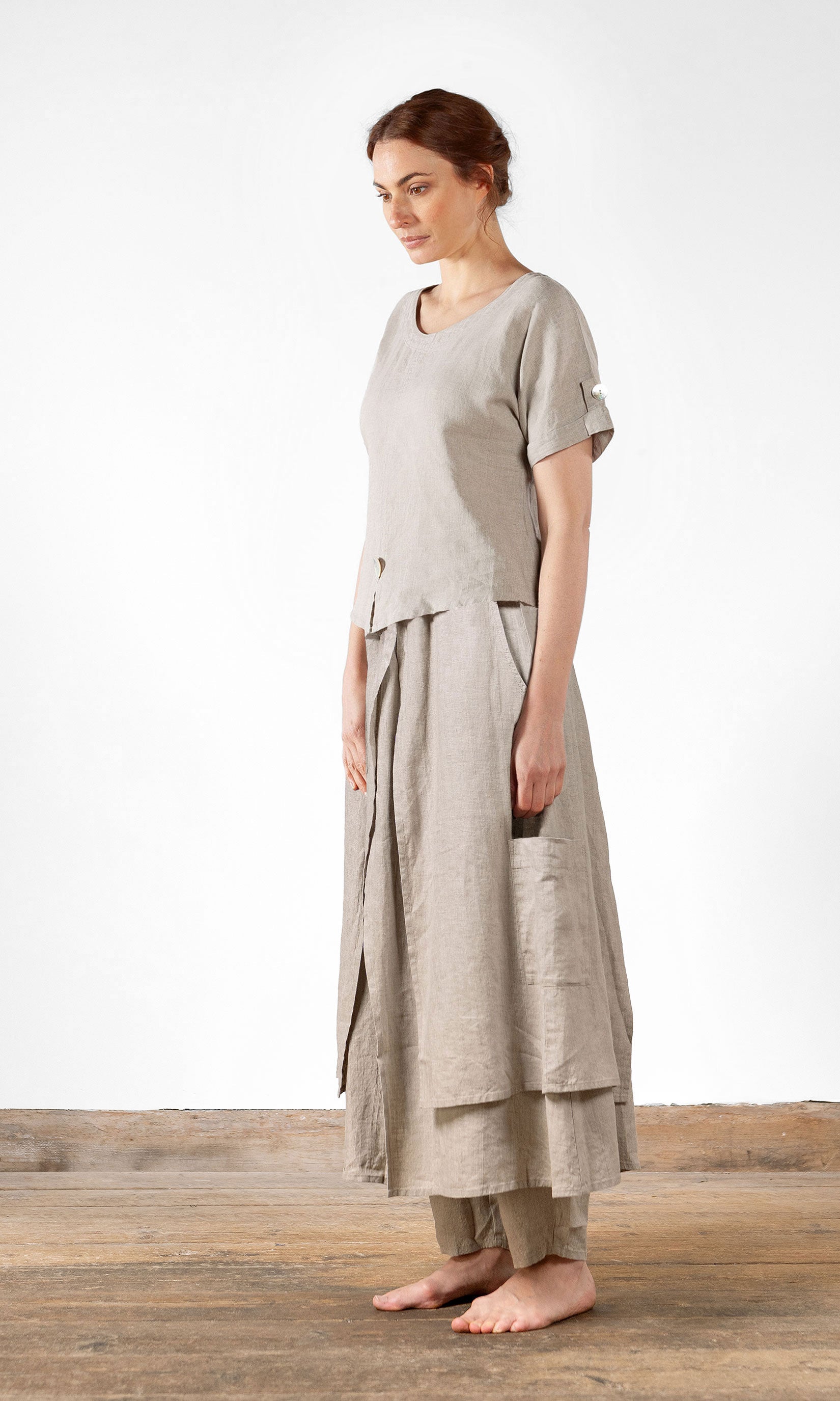 Kurzes Leinentop mit Perlmuttknöpfen