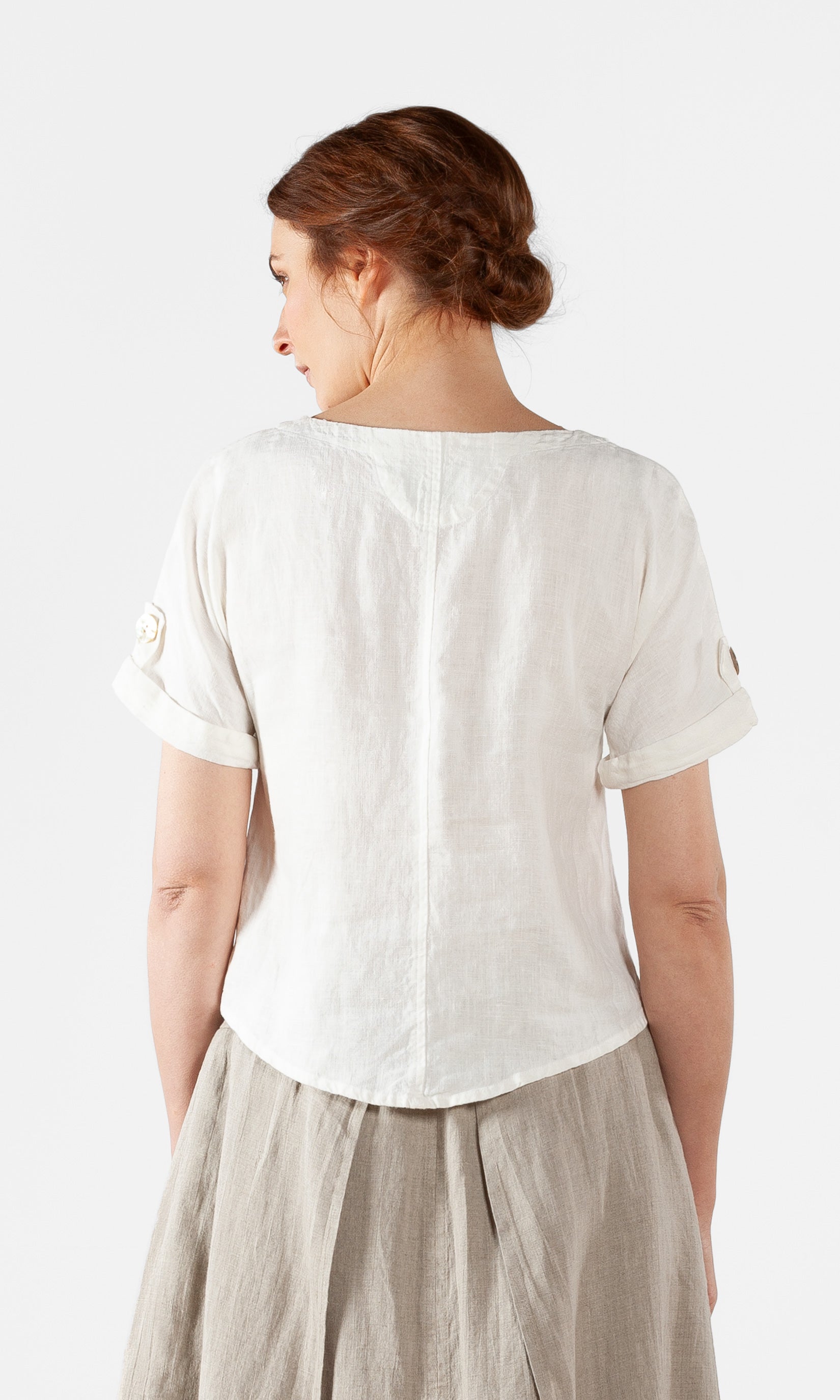 Kort linnetopp med pärlemorknappar