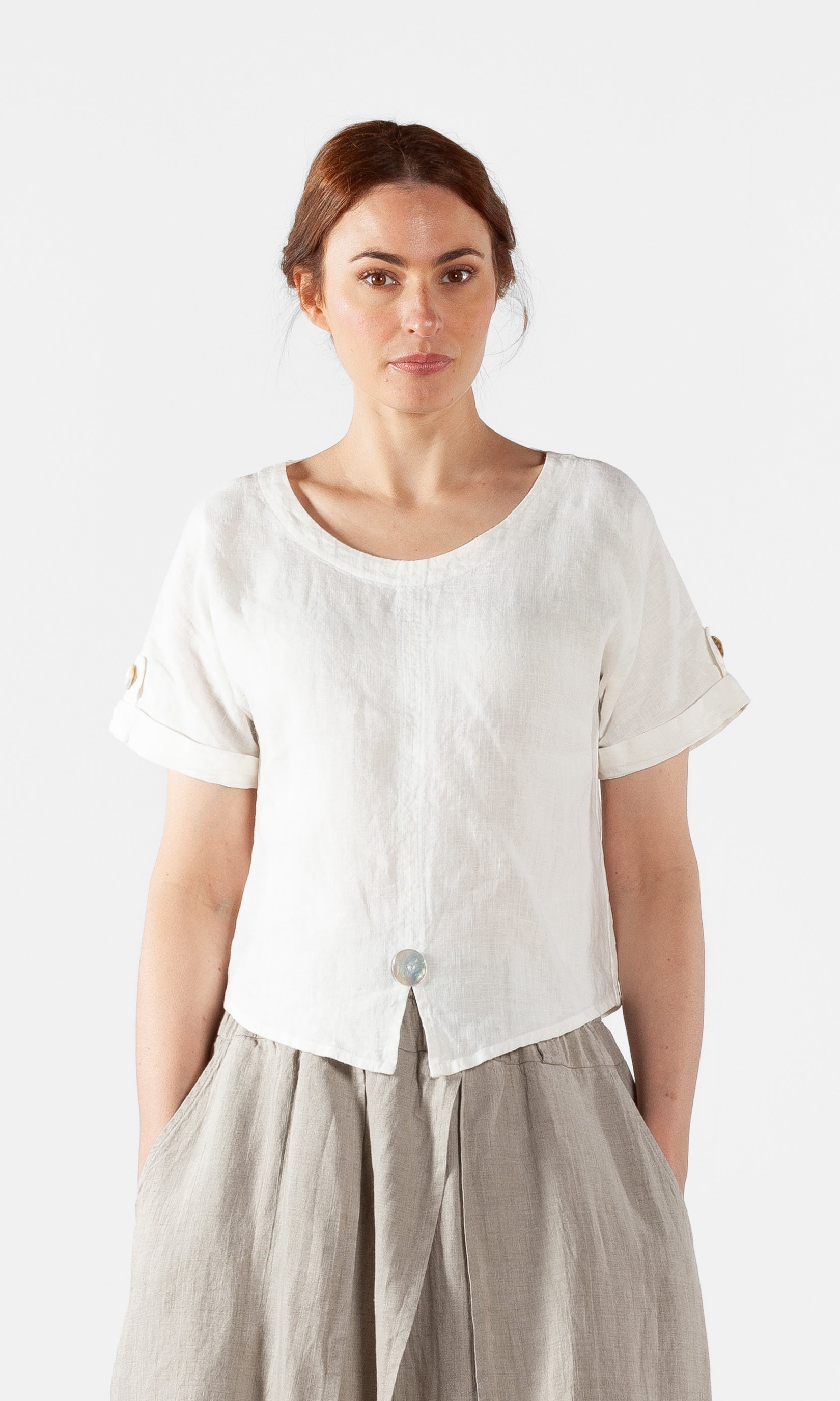 Kort linnetopp med pärlemorknappar