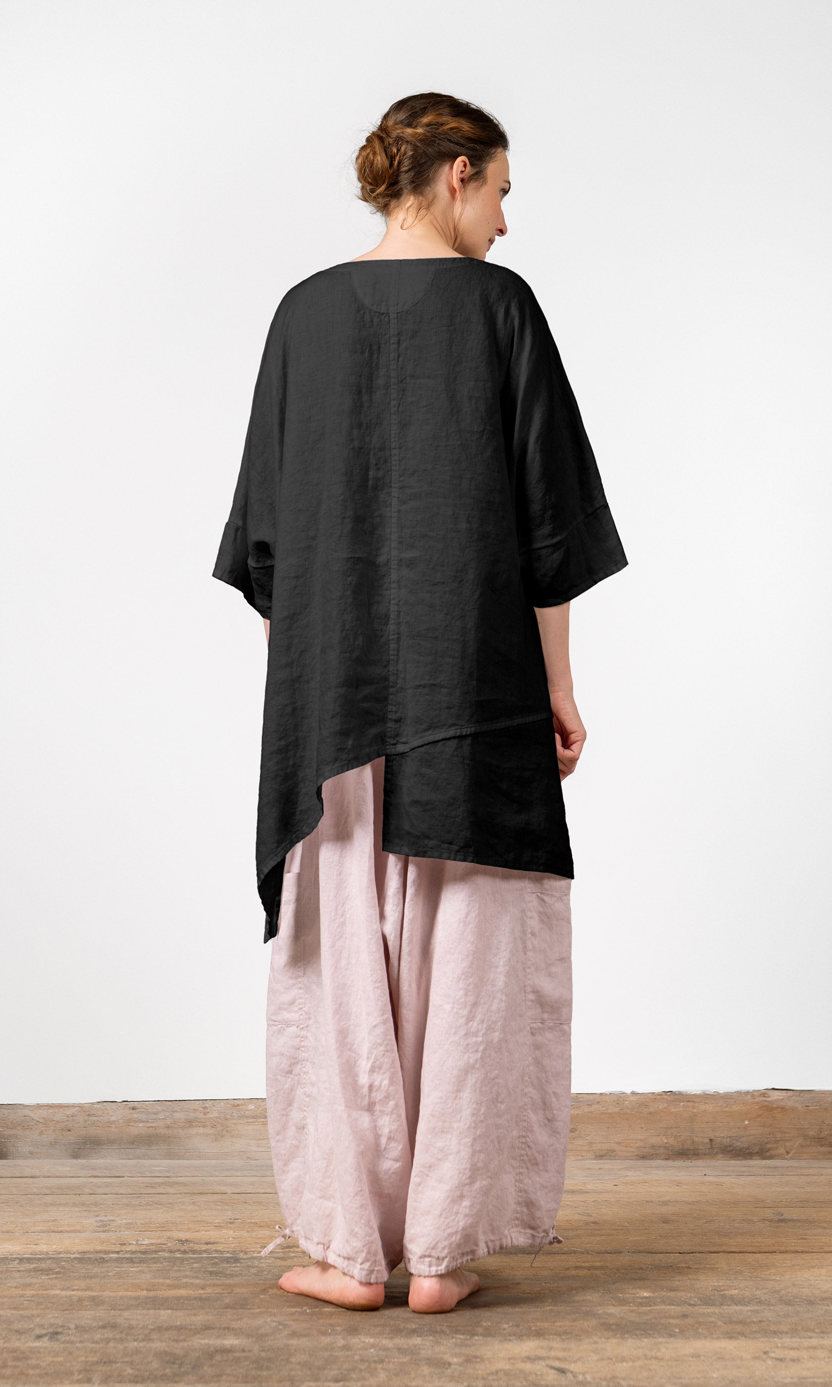 Lång linnetunika med asymmetrisk nederkant