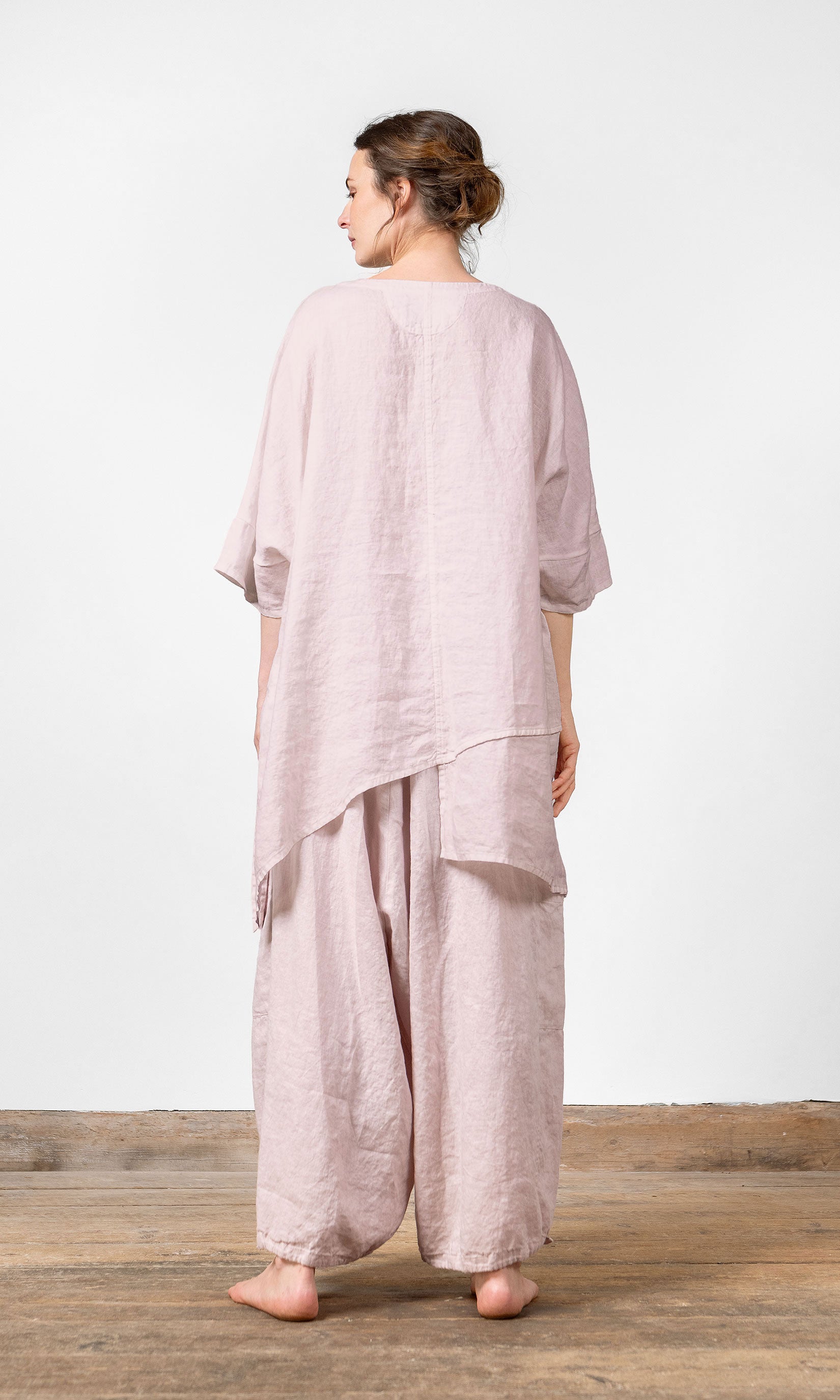 Lång linnetunika med asymmetrisk nederkant