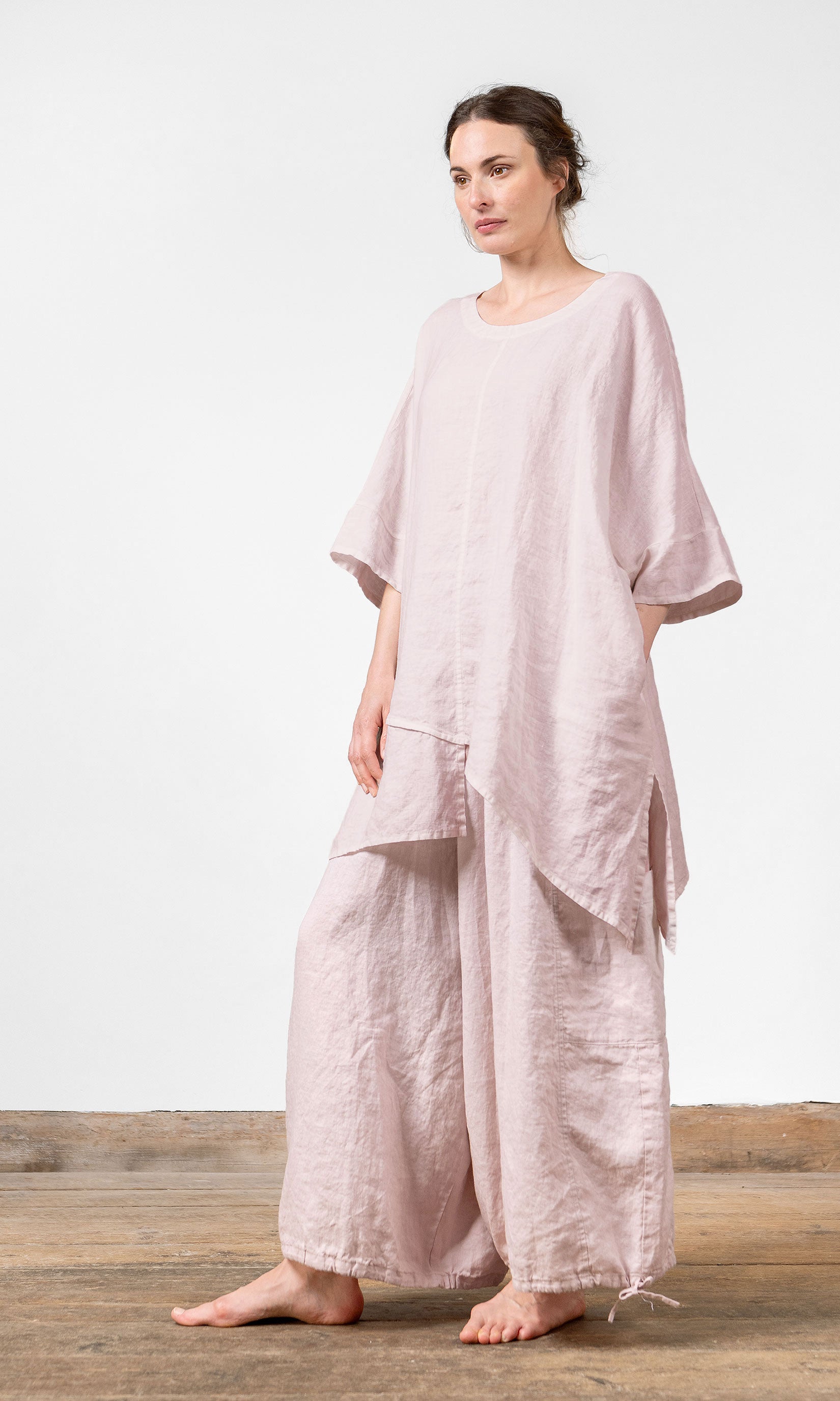 Lång linnetunika med asymmetrisk nederkant