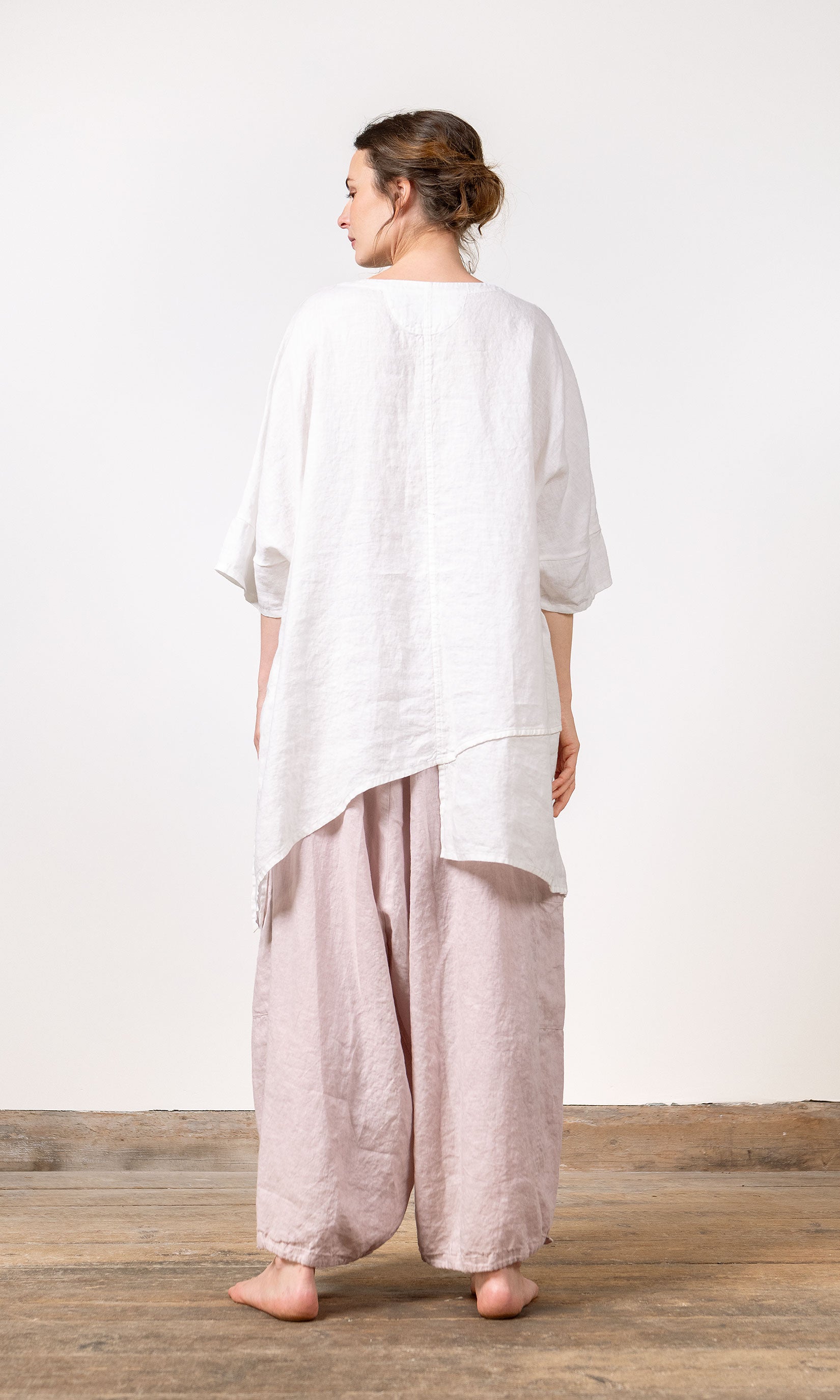 Lång linnetunika med asymmetrisk nederkant