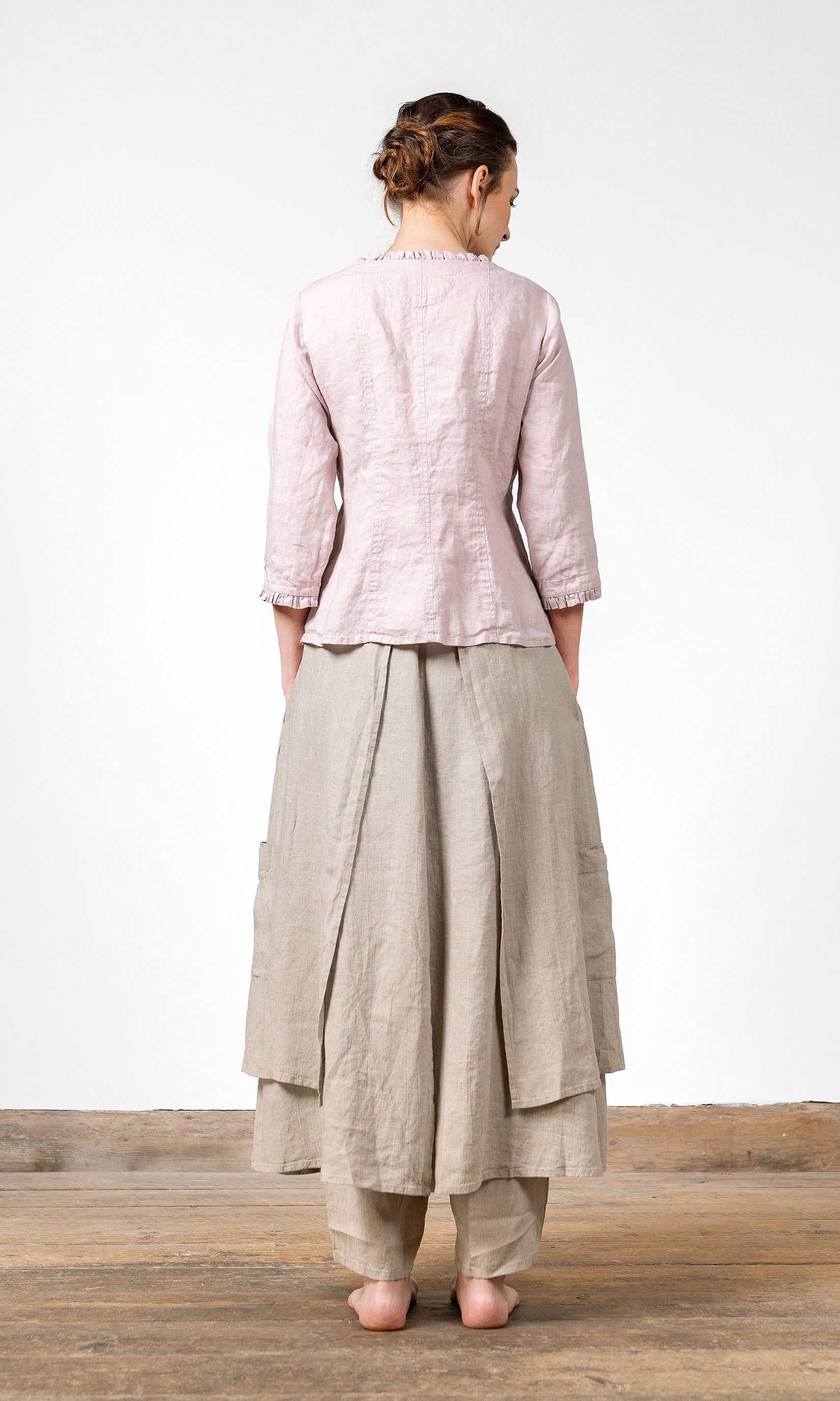 Linneblus med knäppning, kråsdetaljer och 3/4 ärm