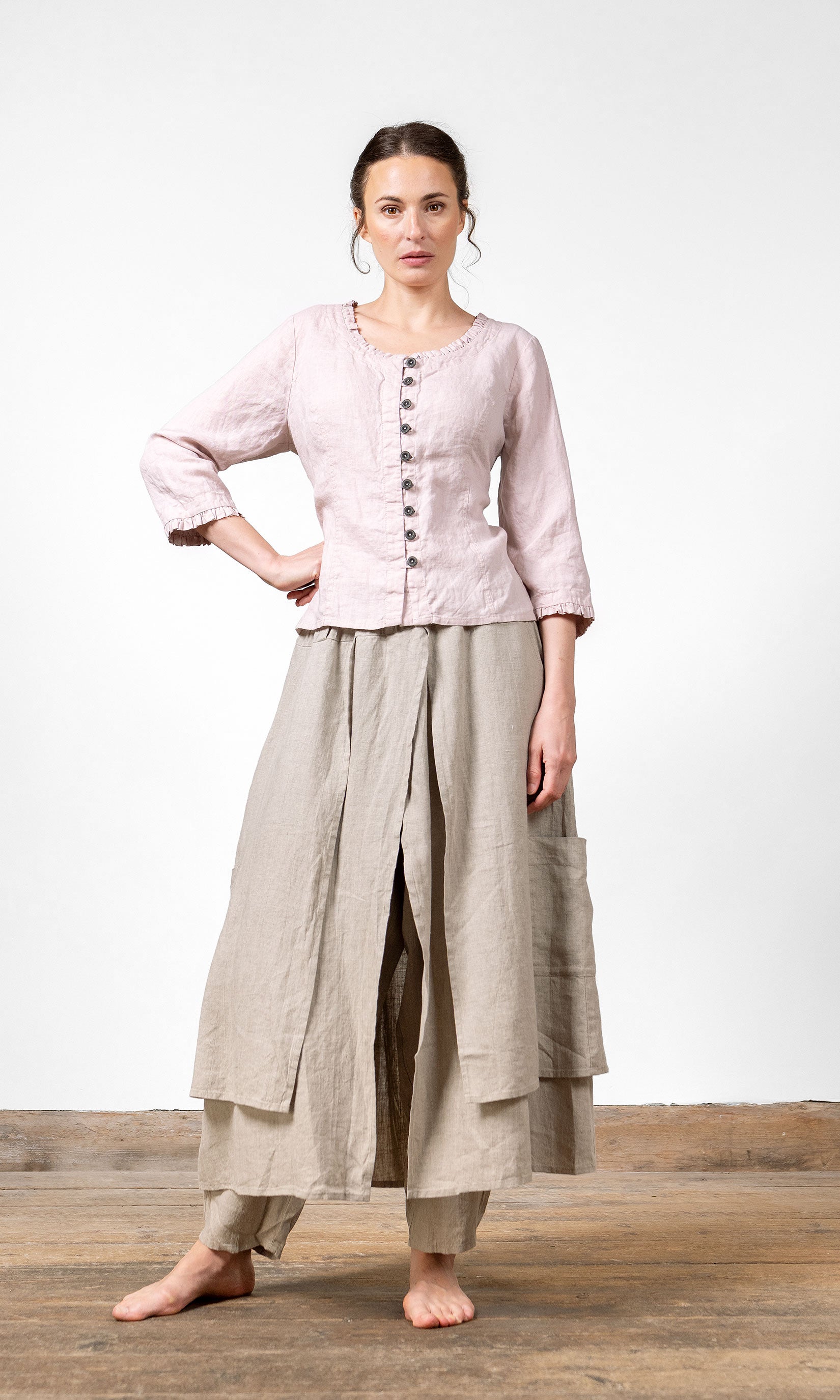 Linneblus med knäppning, kråsdetaljer och 3/4 ärm