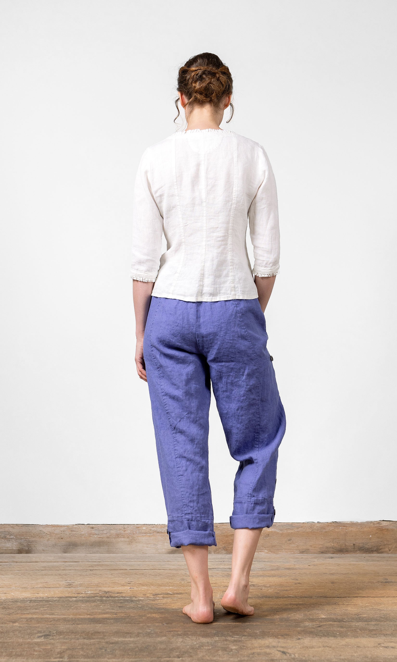 Linneblus med knäppning, kråsdetaljer och 3/4 ärm