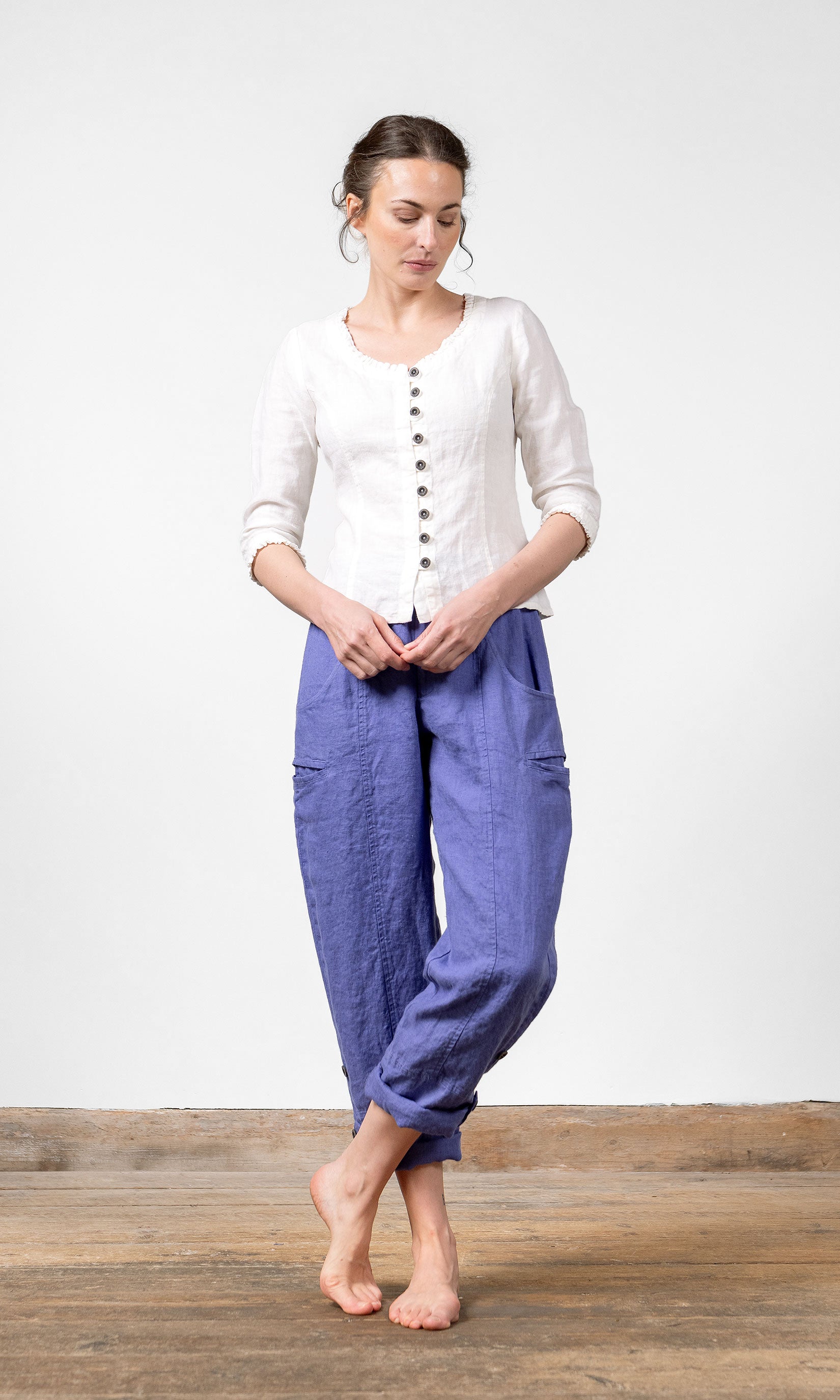 Linneblus med knäppning, kråsdetaljer och 3/4 ärm