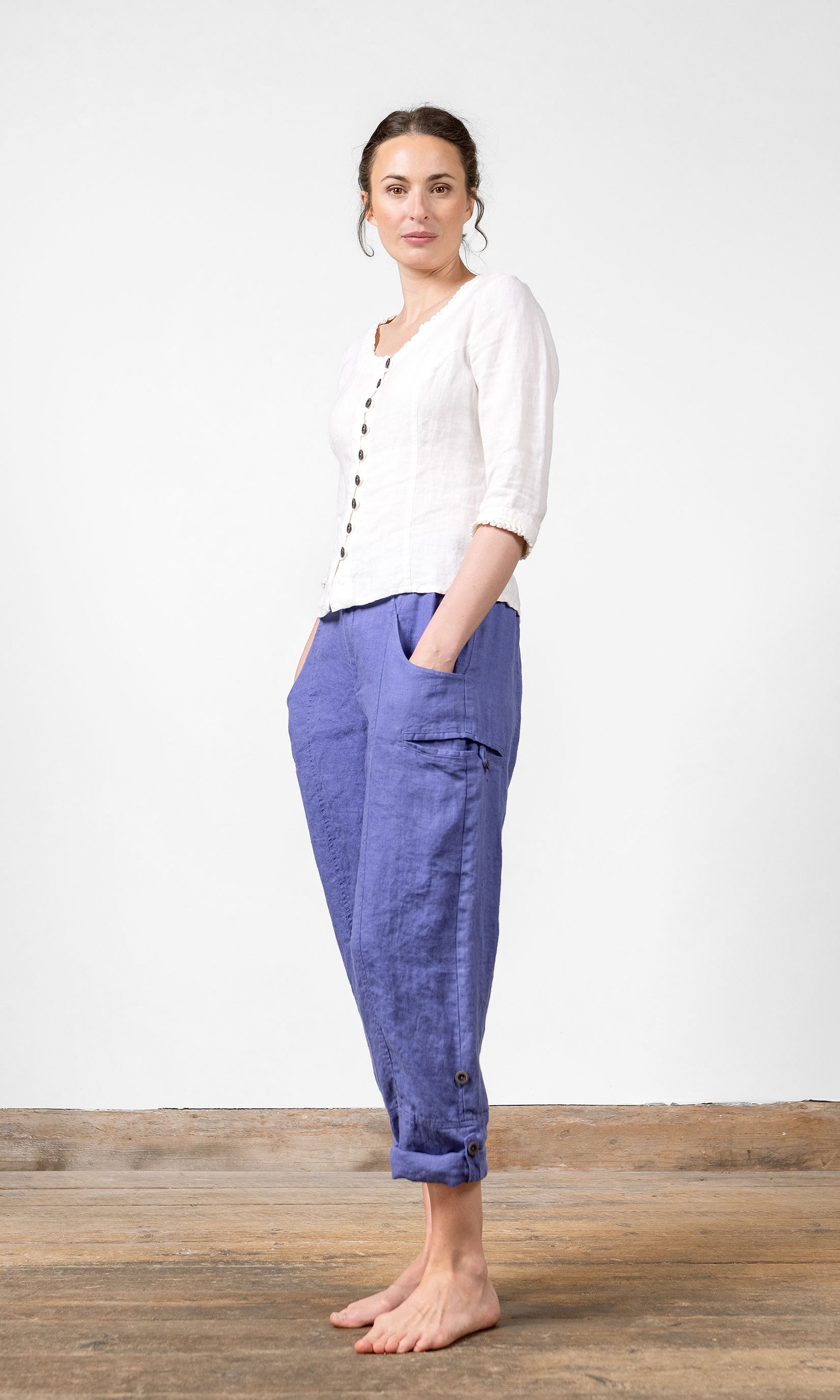 Linneblus med knäppning, kråsdetaljer och 3/4 ärm