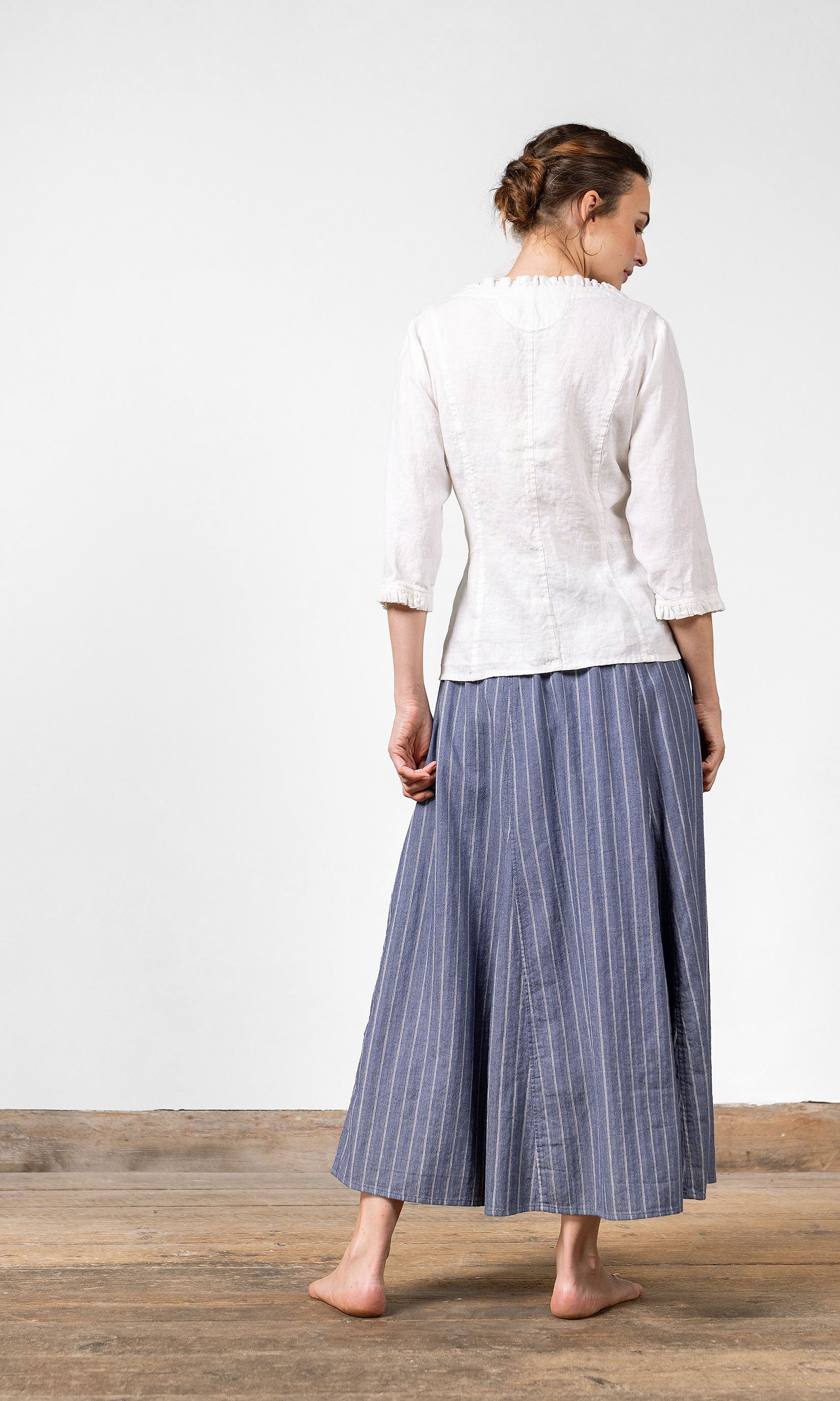 Linneblus med flikar, kråsdetaljer och 3/4 ärm